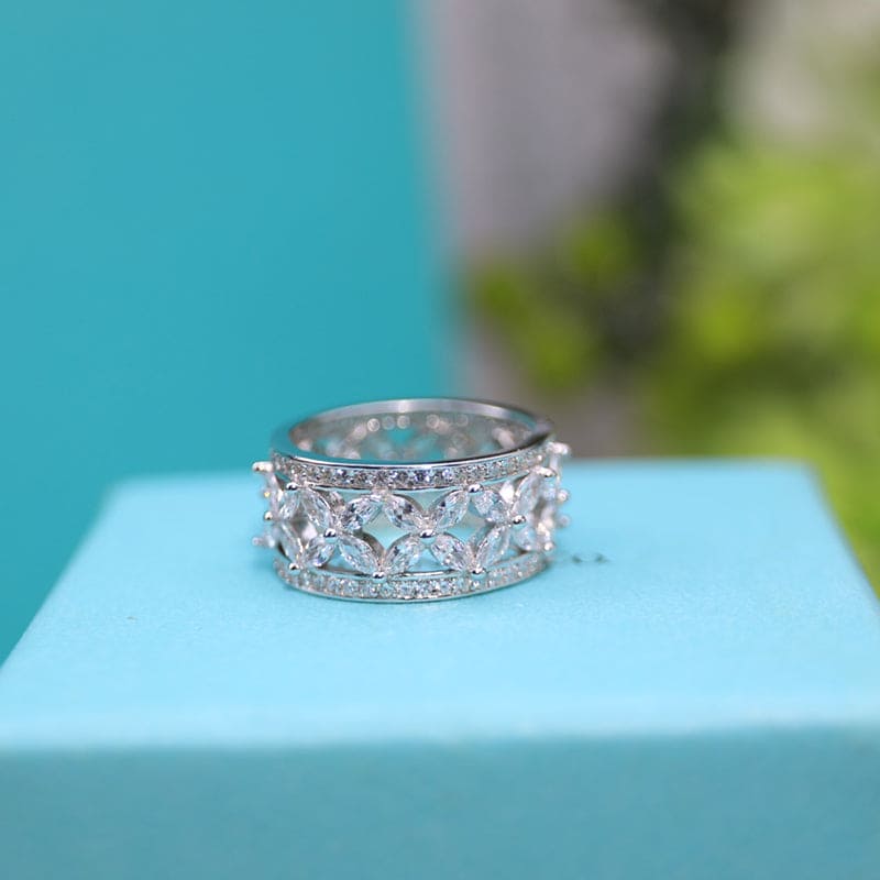 18K Celestial T Victoria  Ring