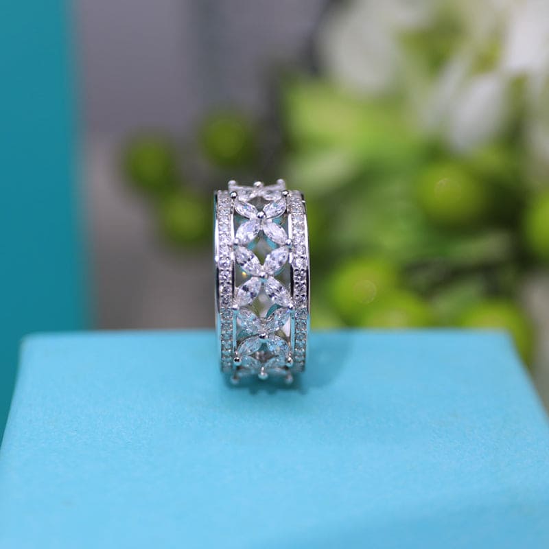 18K Celestial T Victoria  Ring
