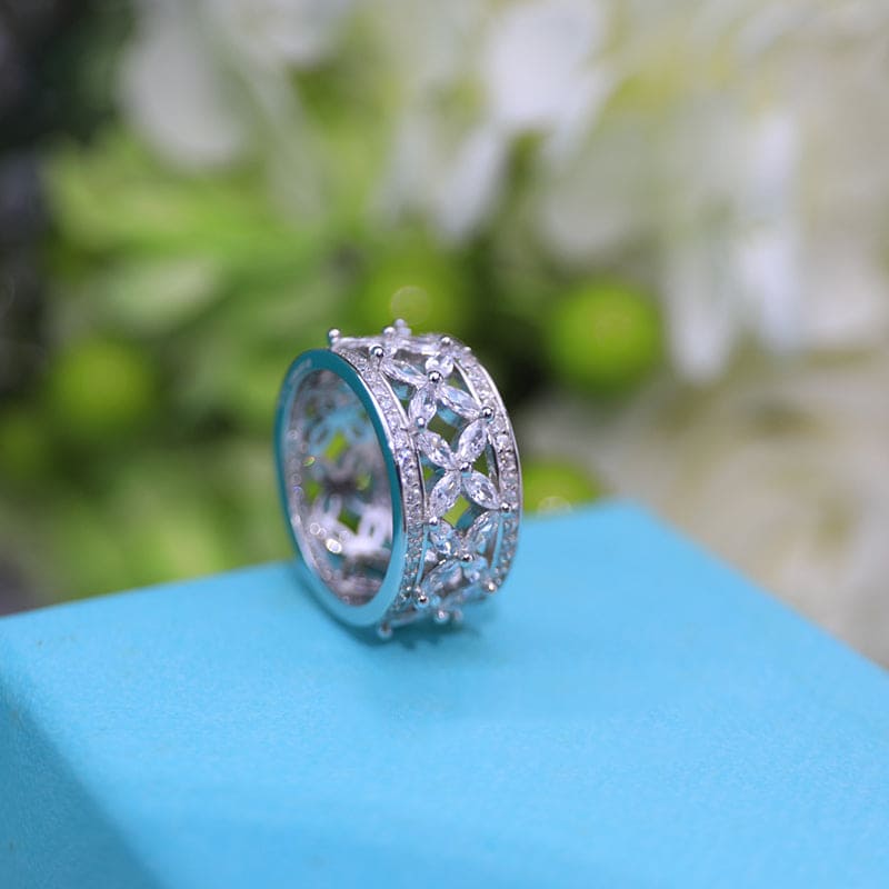 18K Celestial T Victoria  Ring