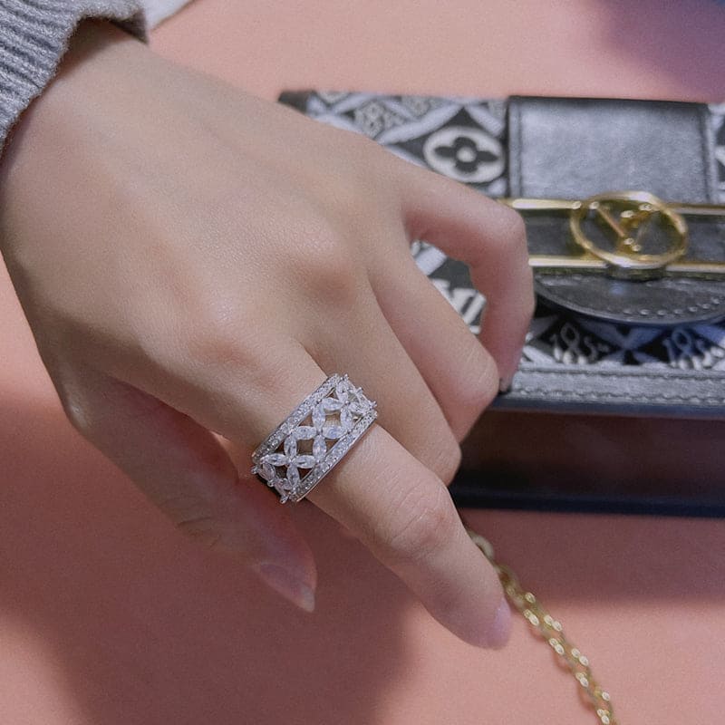 18K Celestial T Victoria  Ring