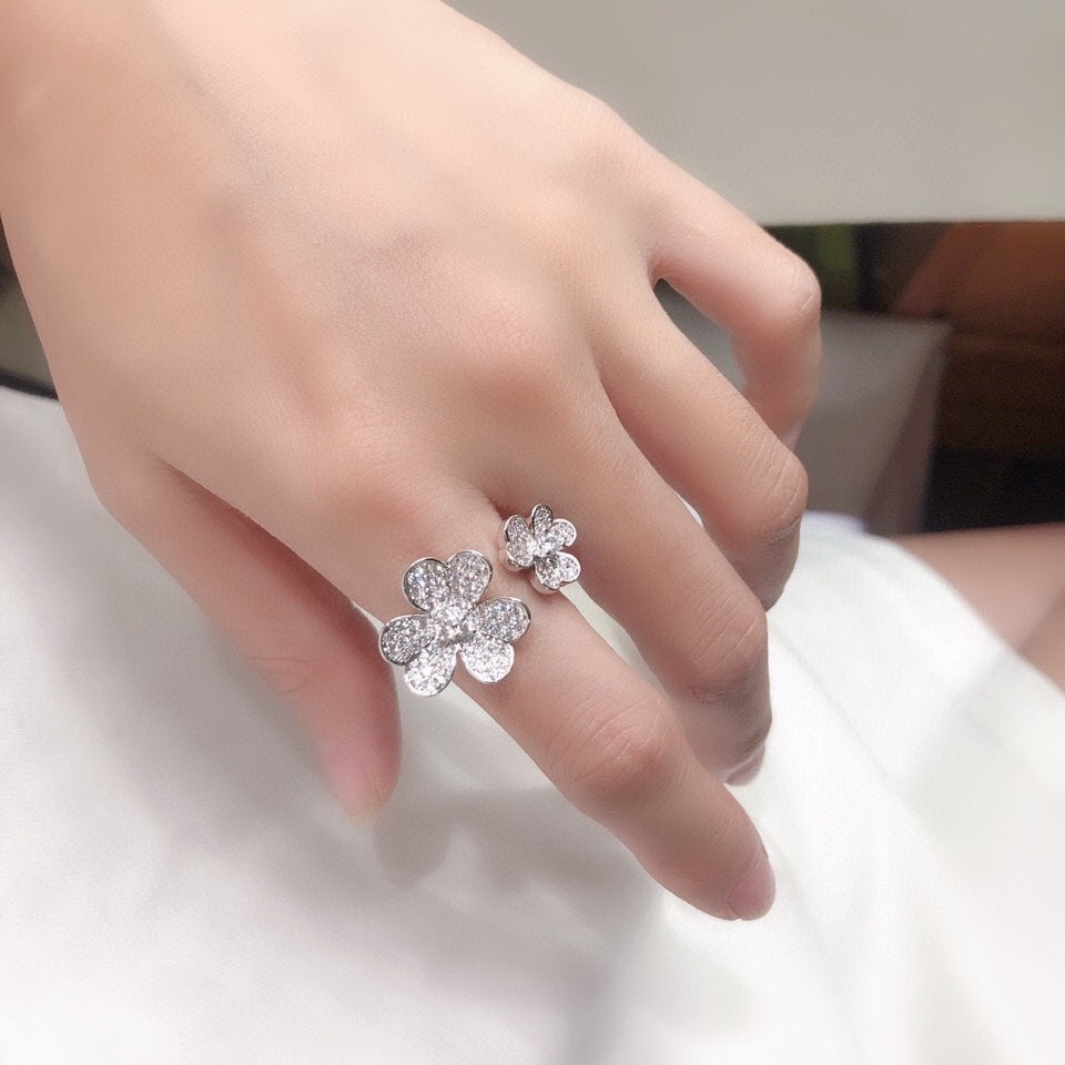 18K Celestial Frivole Between the Finger Ring