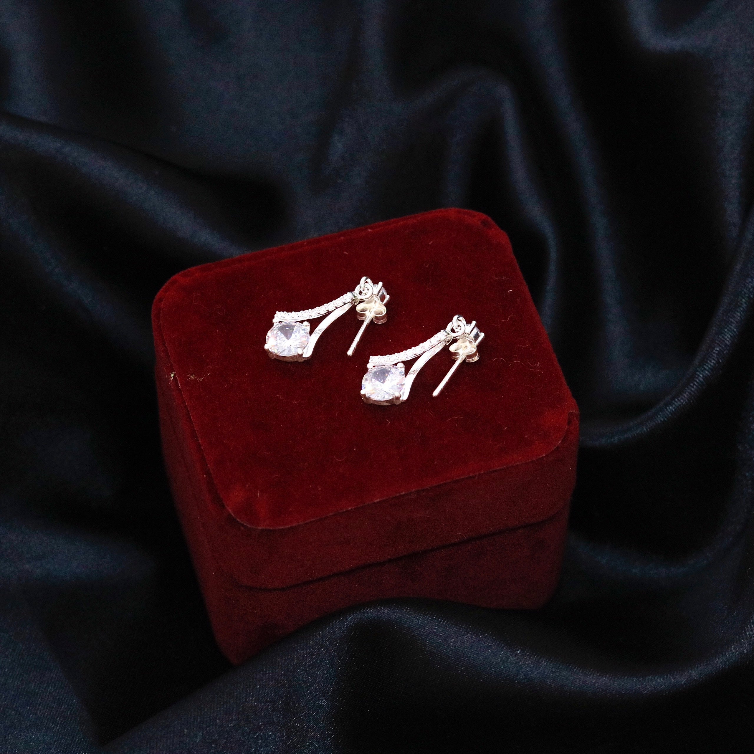 ELVORIA Pear Moissanite Stud Earrings 6mm – Platinum Plated 925 Sterling Silver (GRA Certified)