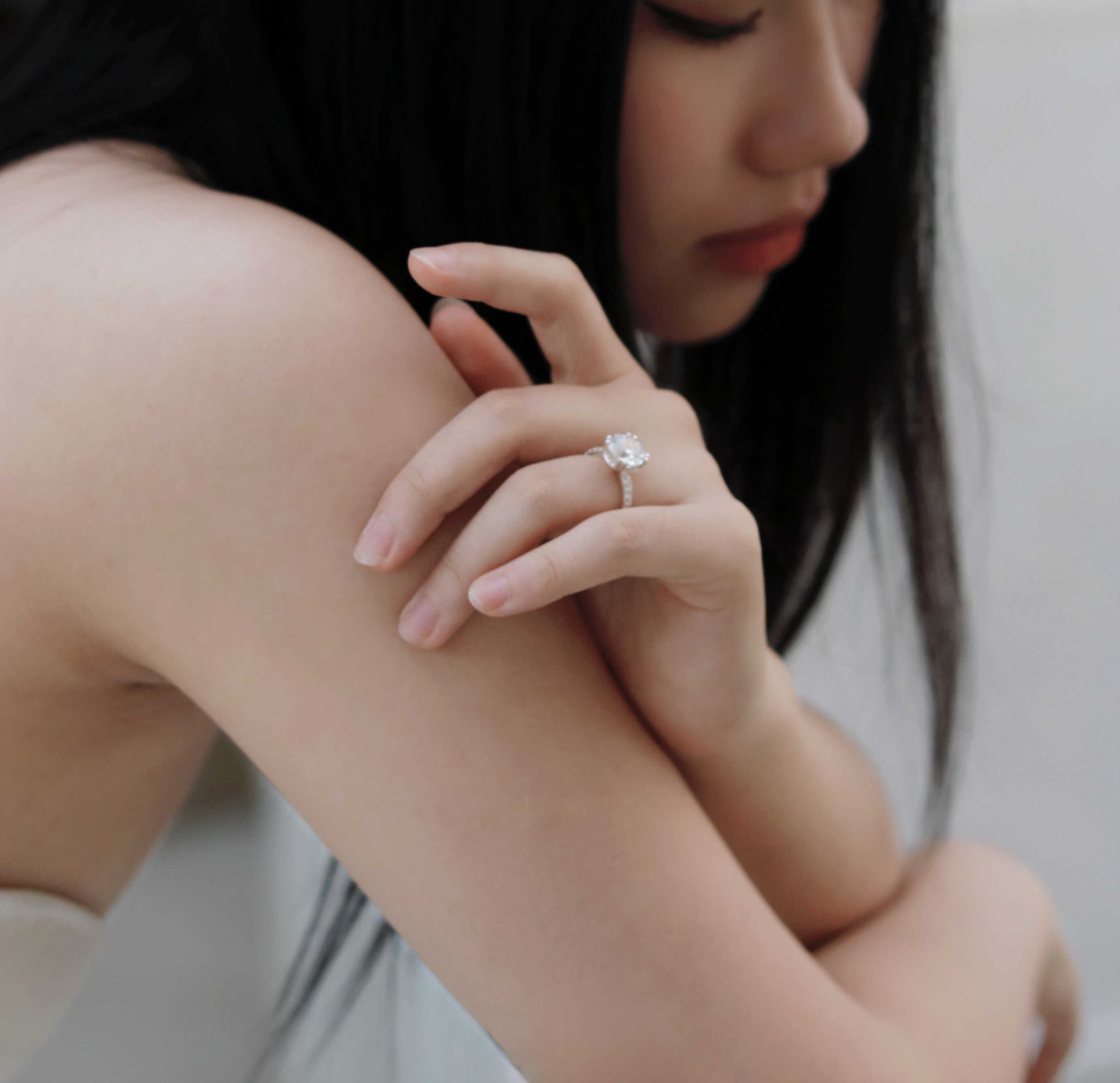 ELVORIA 9mm Moissanite Engagement Ring GRA ELVDA10 – Platinum Plated 925 Sterling Silver