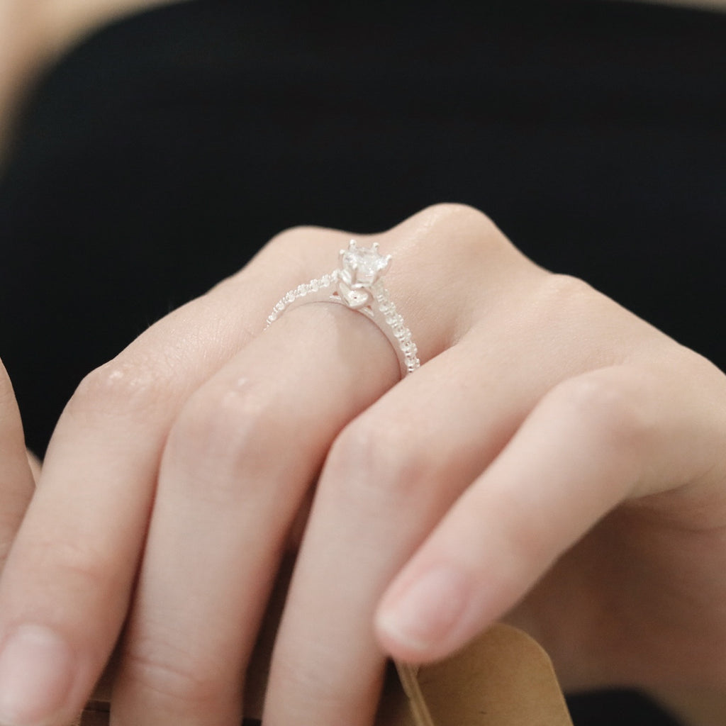 ELVORIA 5mm Moissanite Ring GRA ELVDA52 – Platinum Plated 925 Sterling Silver