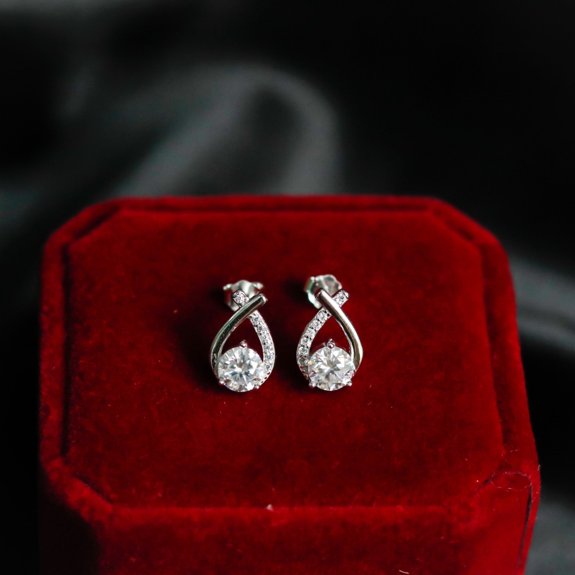 ELVORIA Morning Dew Moissanite Stud Earrings 5mm – Platinum Plated 925 Sterling Silver (GRA Certified)