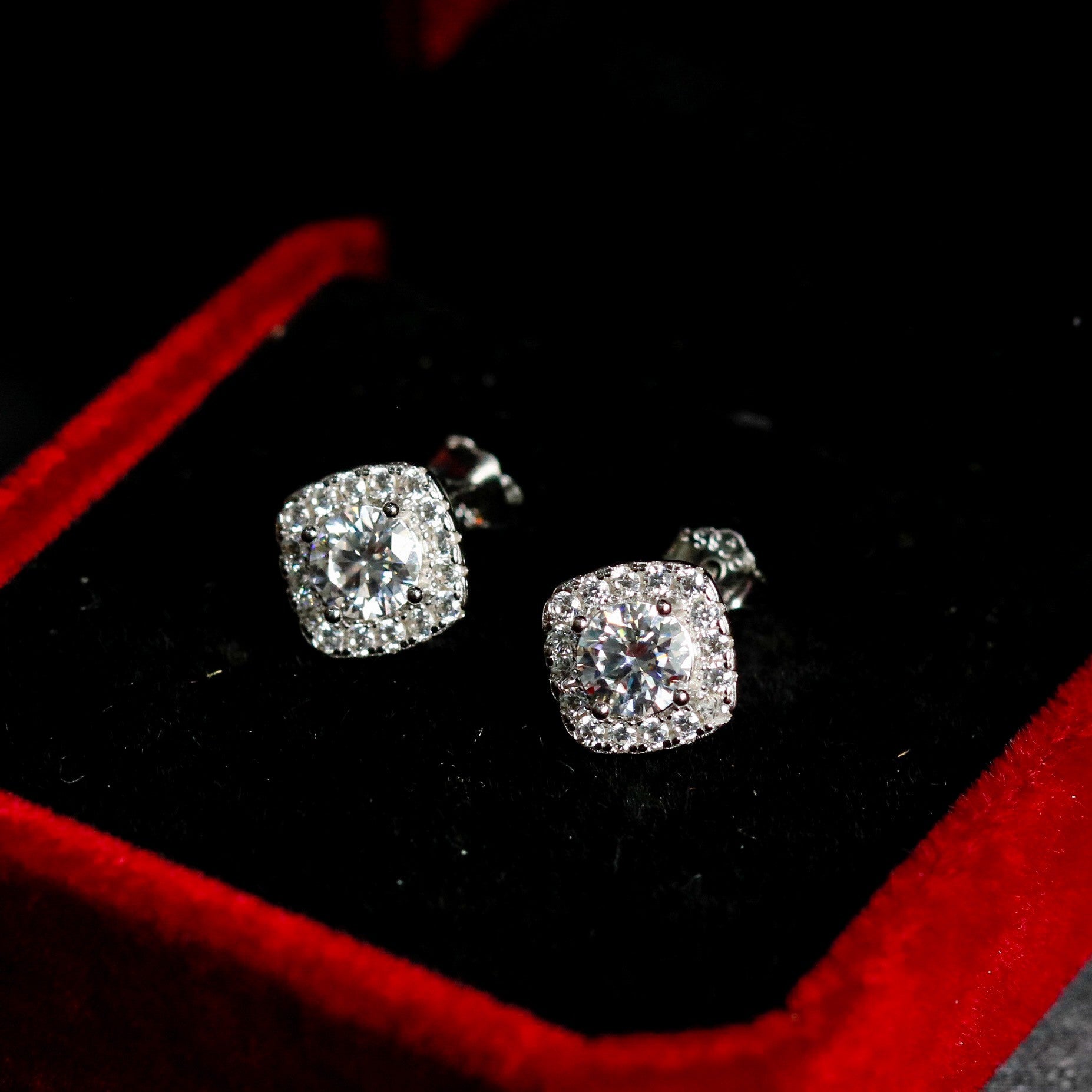 ELVORIA Glory Square Moissanite Stud Earrings 5mm – Platinum Plated 925 Sterling Silver (GRA Certified)