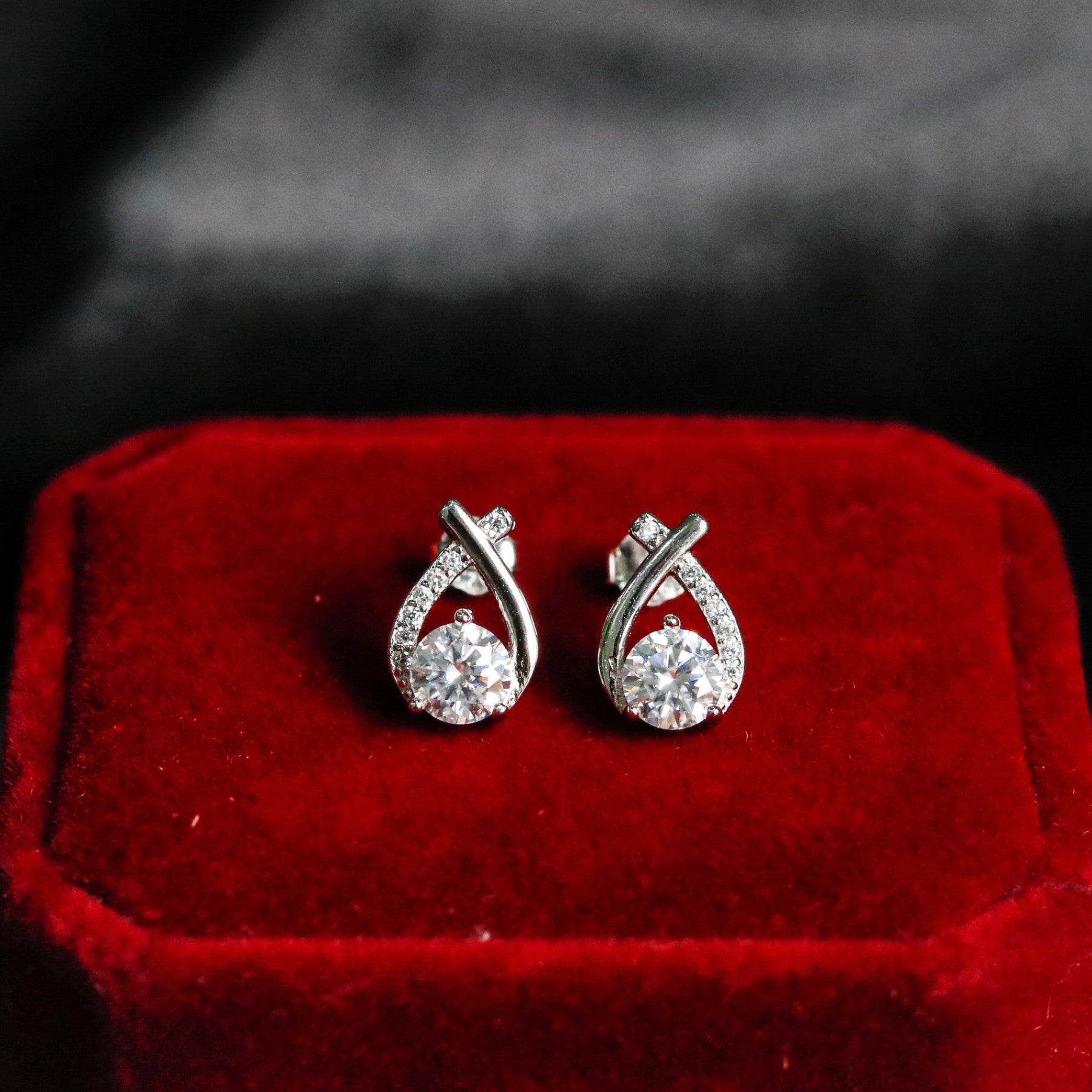 ELVORIA Morning Dew Moissanite Stud Earrings 5mm – Platinum Plated 925 Sterling Silver (GRA Certified)