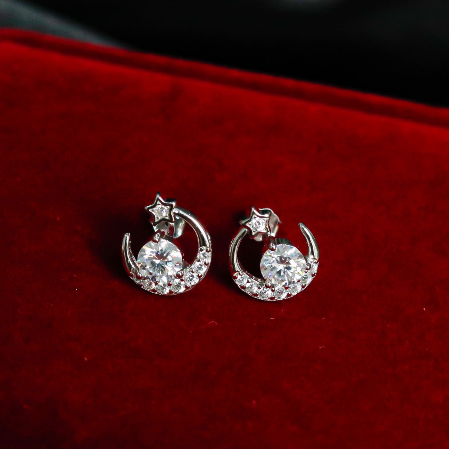 ELVORIA Moon & Star Moissanite Stud Earrings 5mm – Platinum Plated 925 Sterling Silver (GRA Certified)