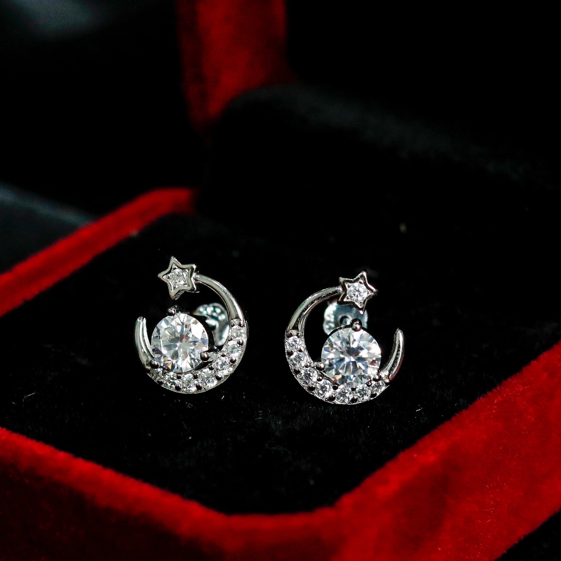 ELVORIA Moon & Star Moissanite Stud Earrings 5mm – Platinum Plated 925 Sterling Silver (GRA Certified)