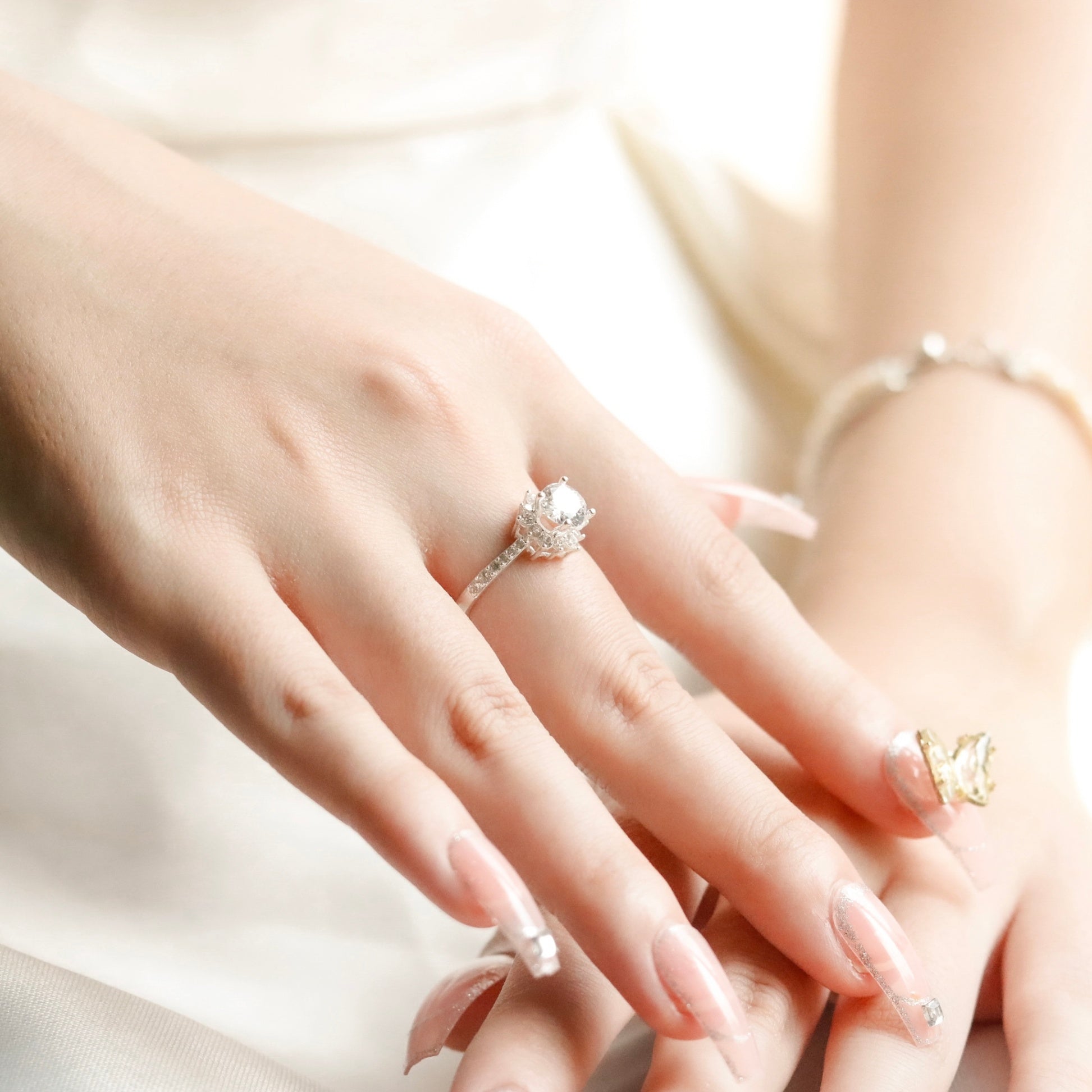 ELVORIA 5mm Moissanite Flower Ring GRA – Platinum Plated 925 Sterling Silver