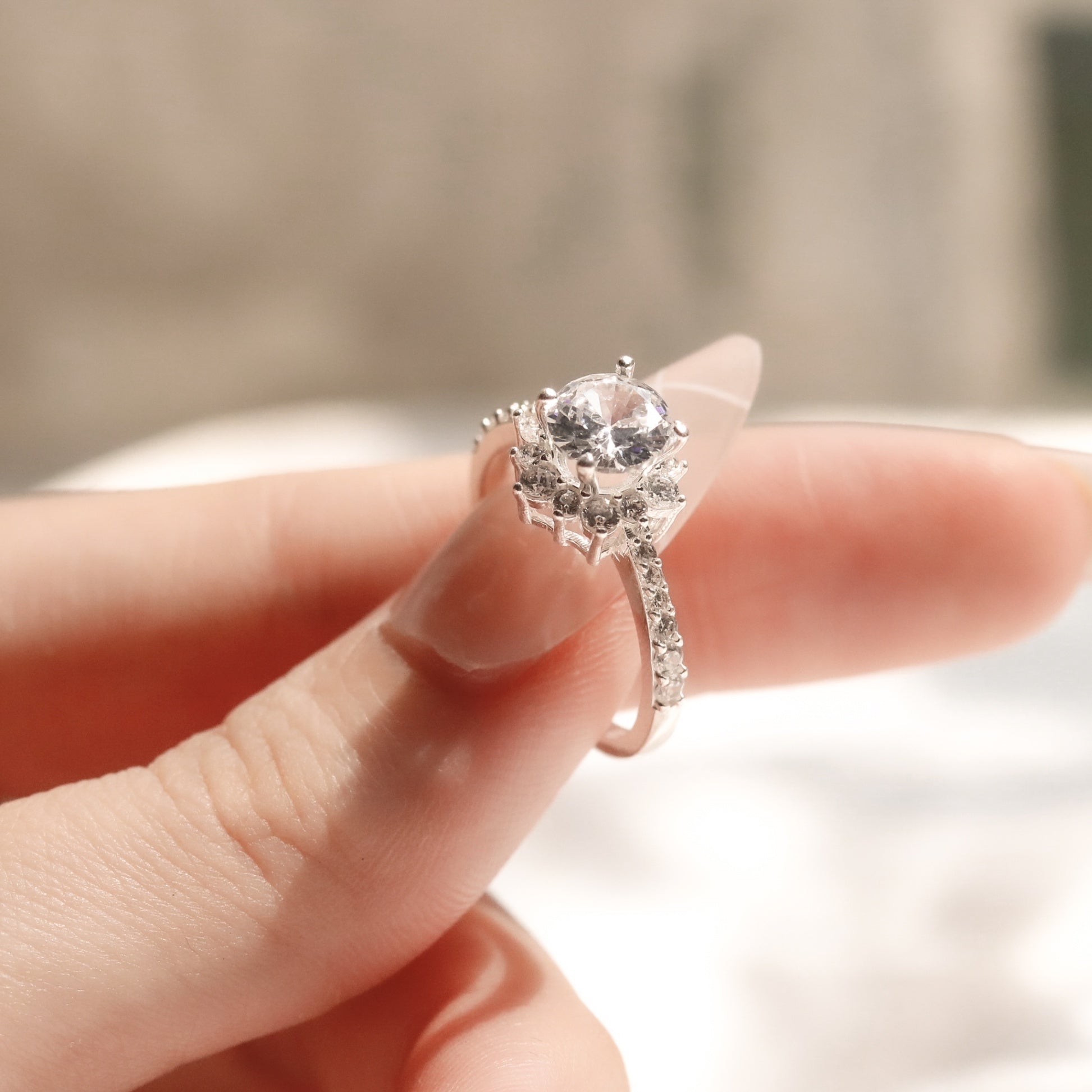 ELVORIA 5mm Moissanite Flower Ring GRA – Platinum Plated 925 Sterling Silver