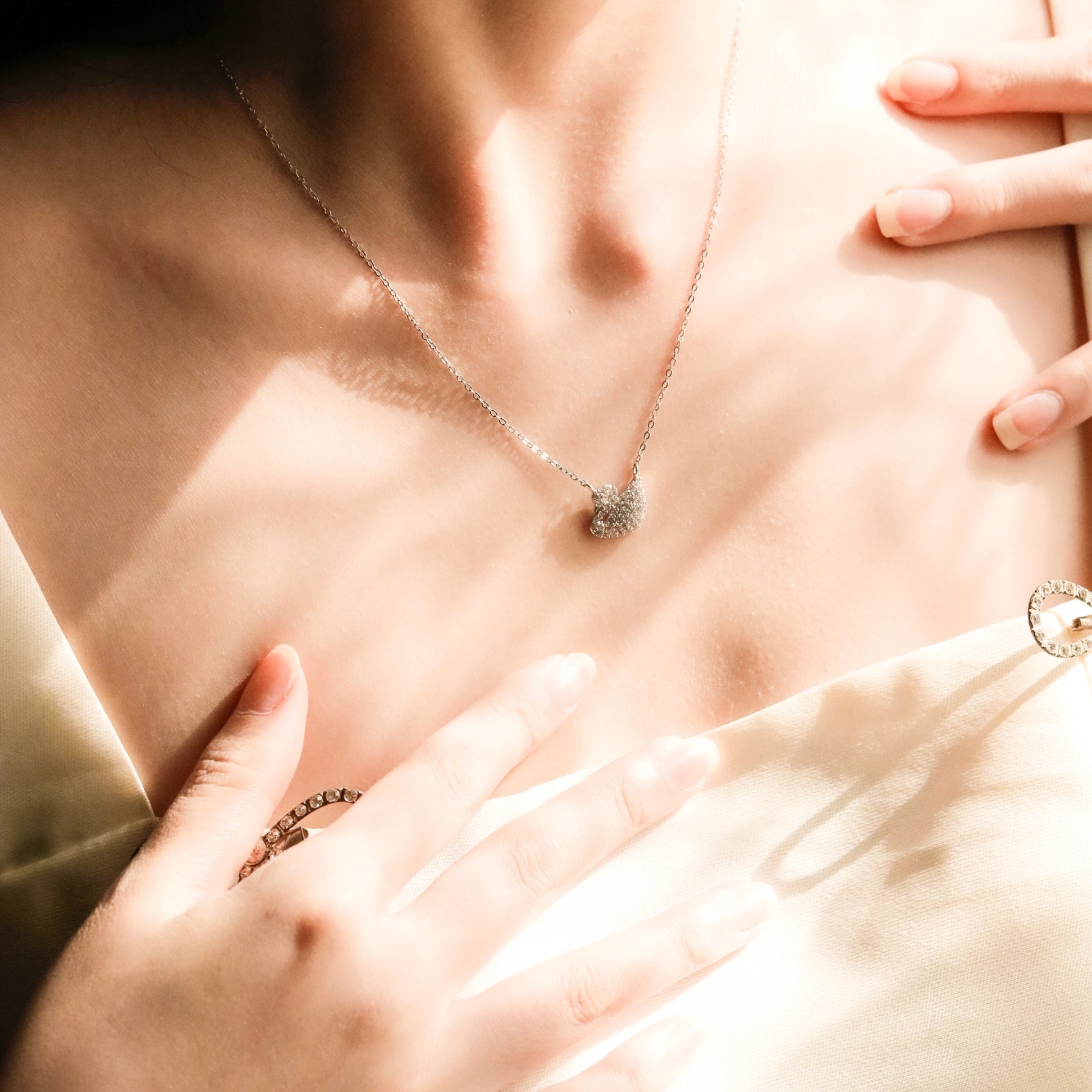 ELVORIA Swan Necklace – Platinum Plated 925 Sterling Silver