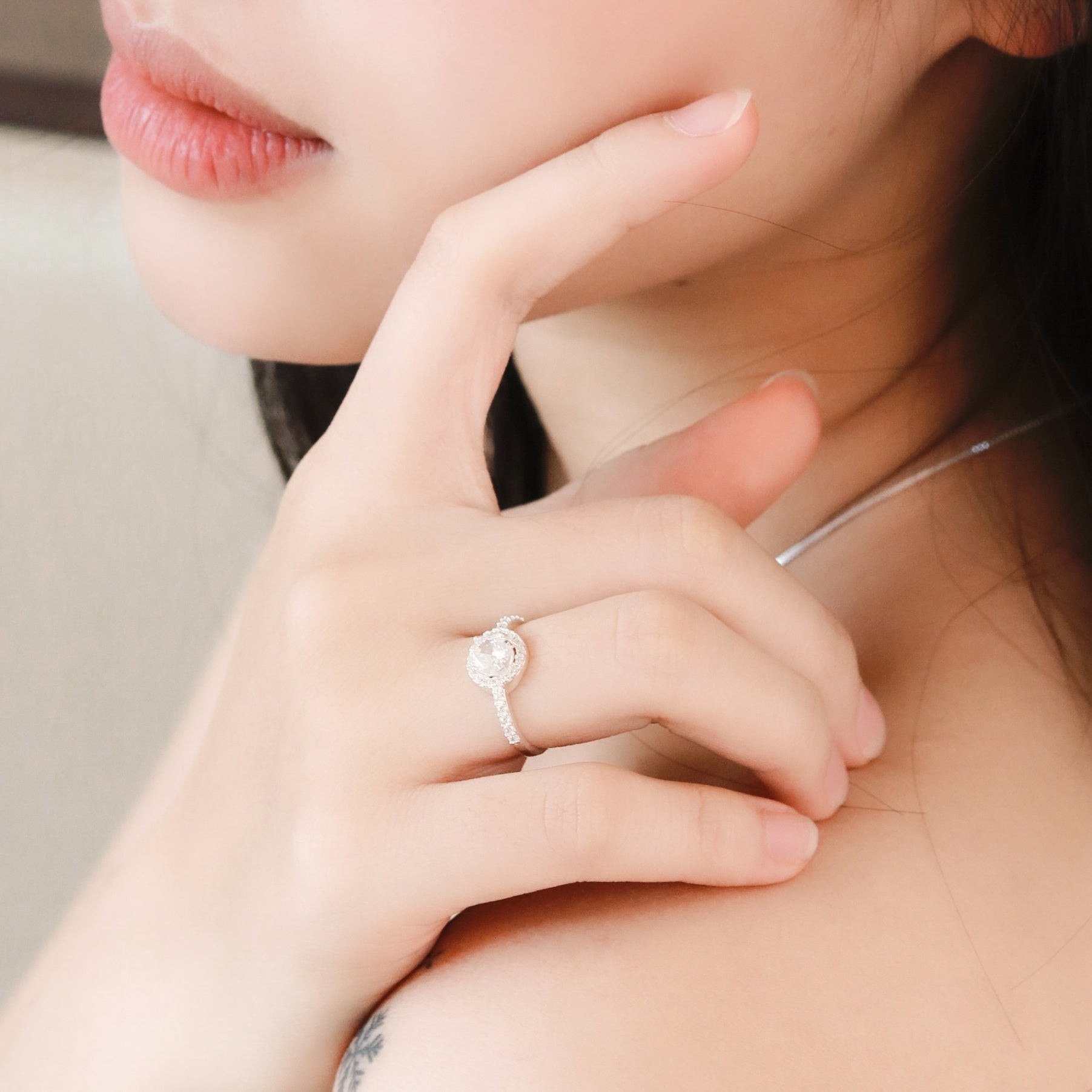 ELVORIA 5.5mm Moissanite Round Ring GRA ELVDA12 – Platinum Plated 925 Sterling Silver