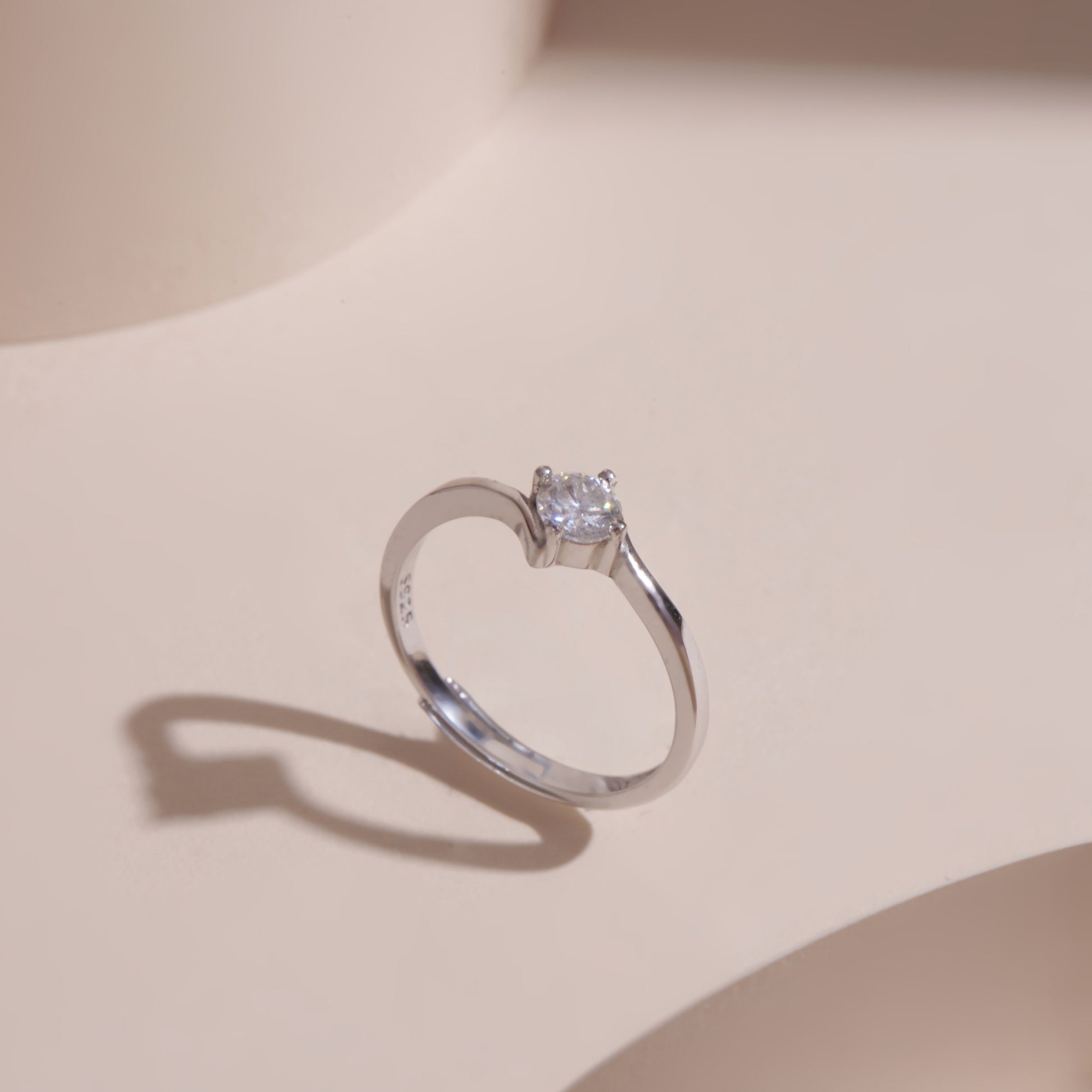 ELVORIA 4.5mm Moissanite Ring GRA ELVDA91 – Platinum Plated 925 Sterling Silver (Adjustable)