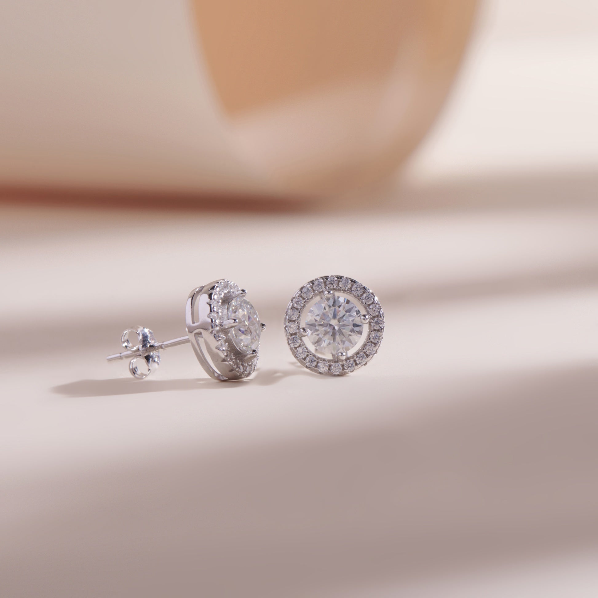 ELVORIA Moissanite Stud Earrings 5mm – Platinum Plated 925 Sterling Silver (GRA Certified)