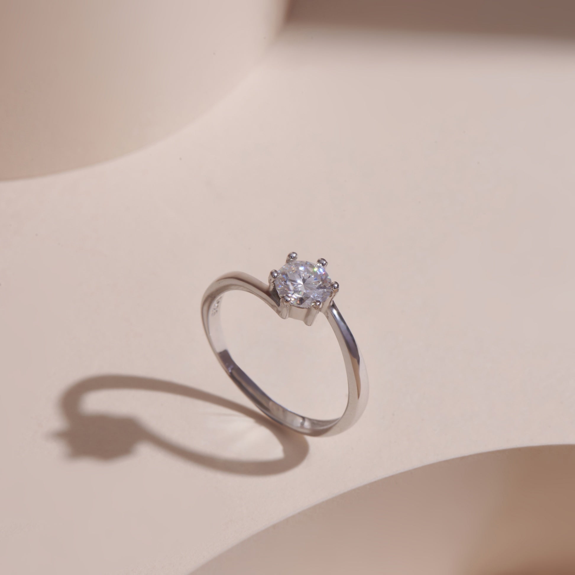 ELVORIA 5.5mm Moissanite Ring GRA ELVDA92 – Platinum Plated 925 Sterling Silver (Adjustable)