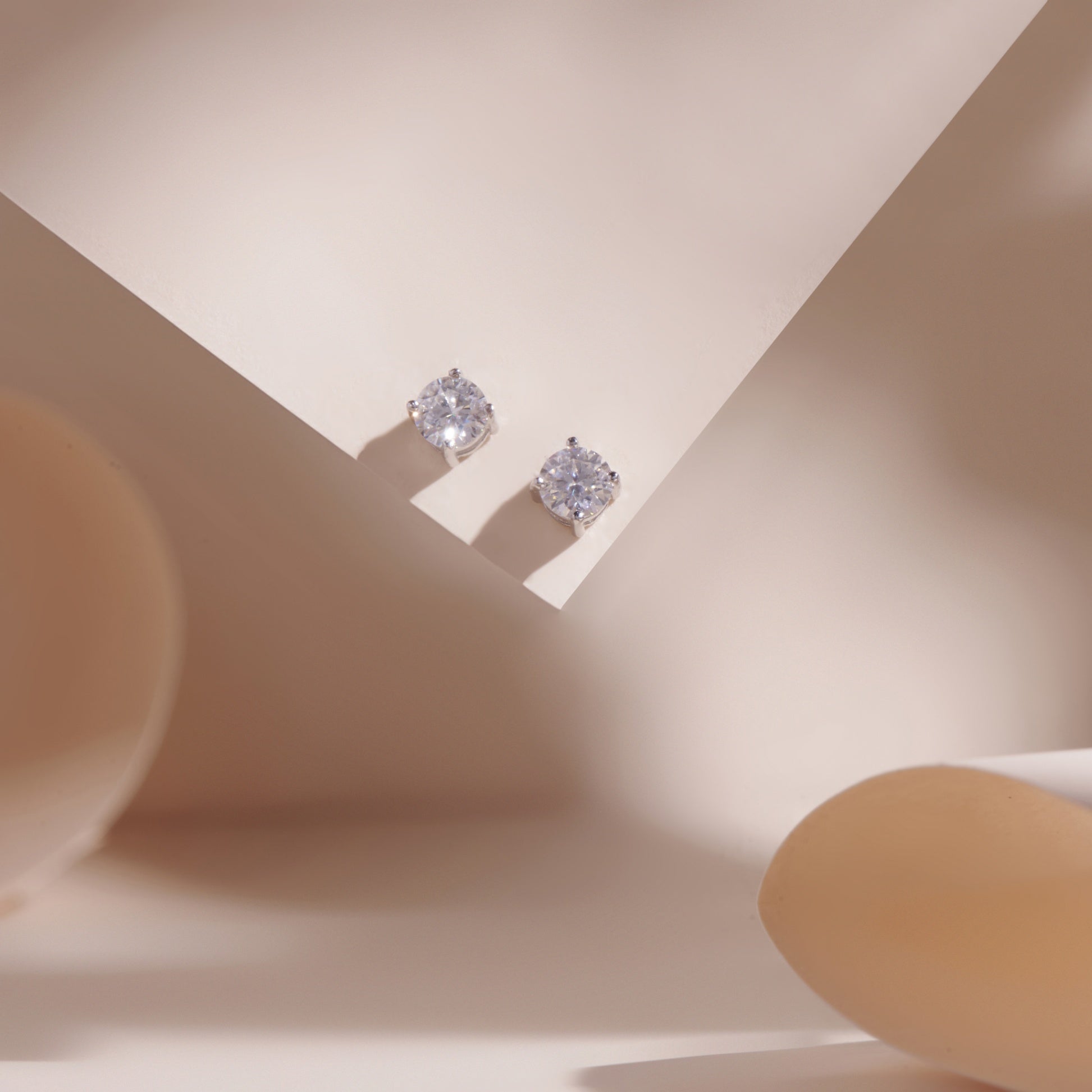 ELVORIA 5mm Moissanite Stud Earrings GRA – Platinum Plated 925 Sterling Silver