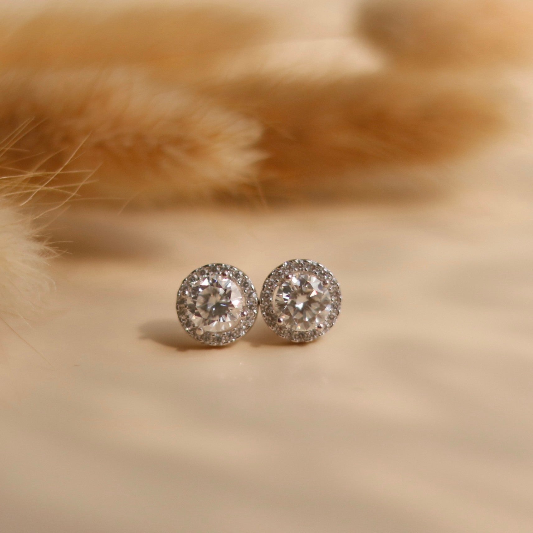 ELVORIA Round Moissanite Stud Earrings 6mm – Platinum Plated 925 Sterling Silver (GRA Certified)