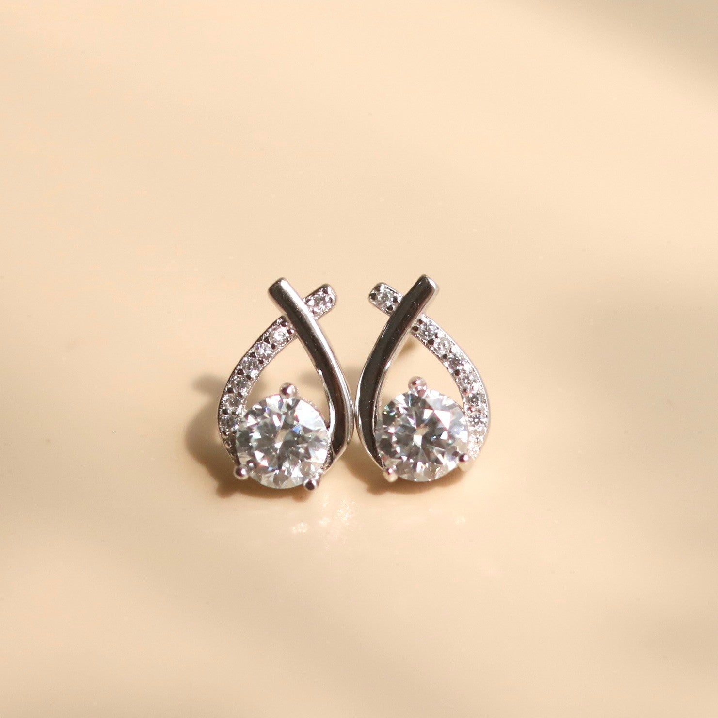 ELVORIA Morning Dew Moissanite Stud Earrings 5mm – Platinum Plated 925 Sterling Silver (GRA Certified)