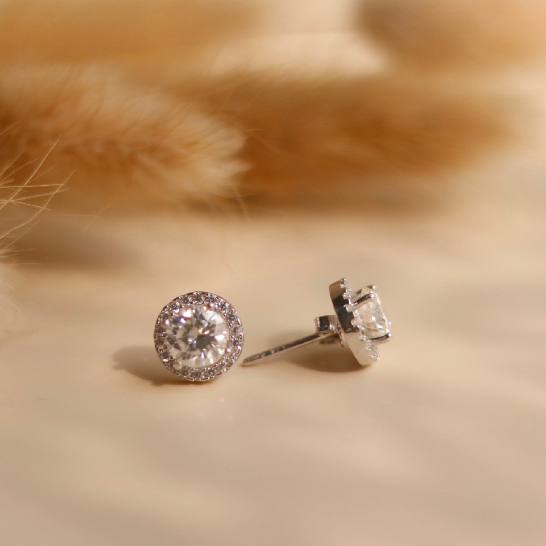 ELVORIA Round Moissanite Stud Earrings 6mm – Platinum Plated 925 Sterling Silver (GRA Certified)