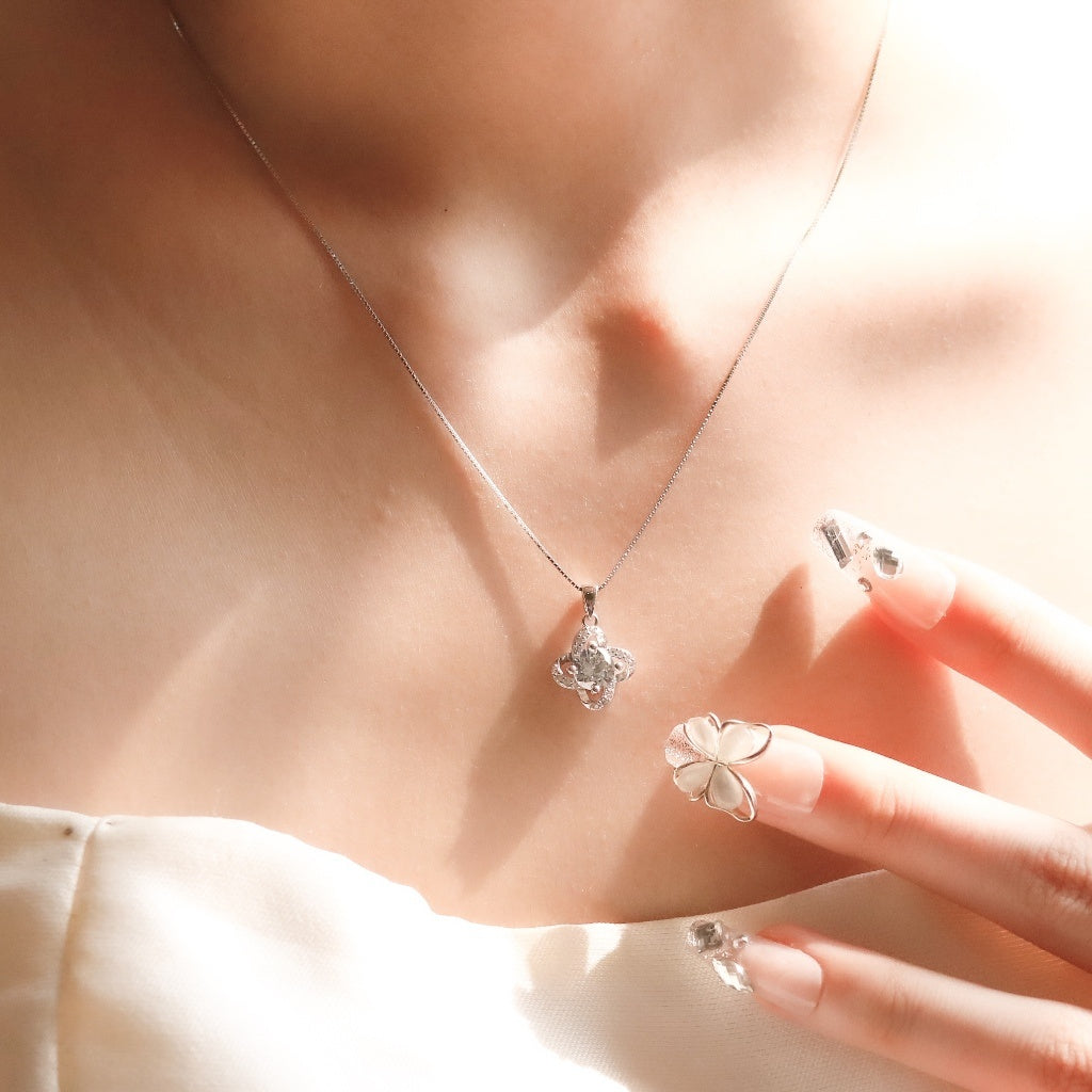 ELVORIA Moissanite Four Leaf Clover Necklace 5mm GRA – 925 Sterling Silver