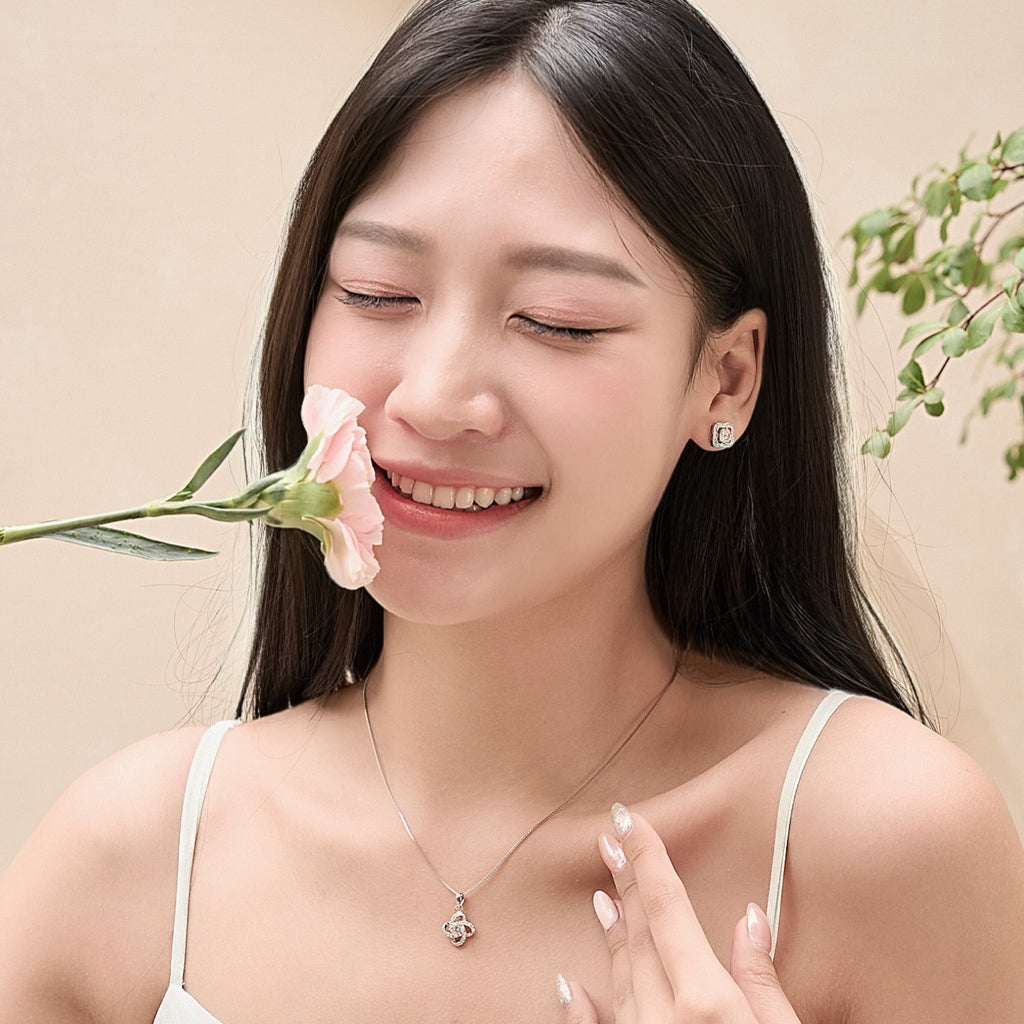 ELVORIA Moissanite Four Leaf Clover Necklace 5mm GRA – 925 Sterling Silver