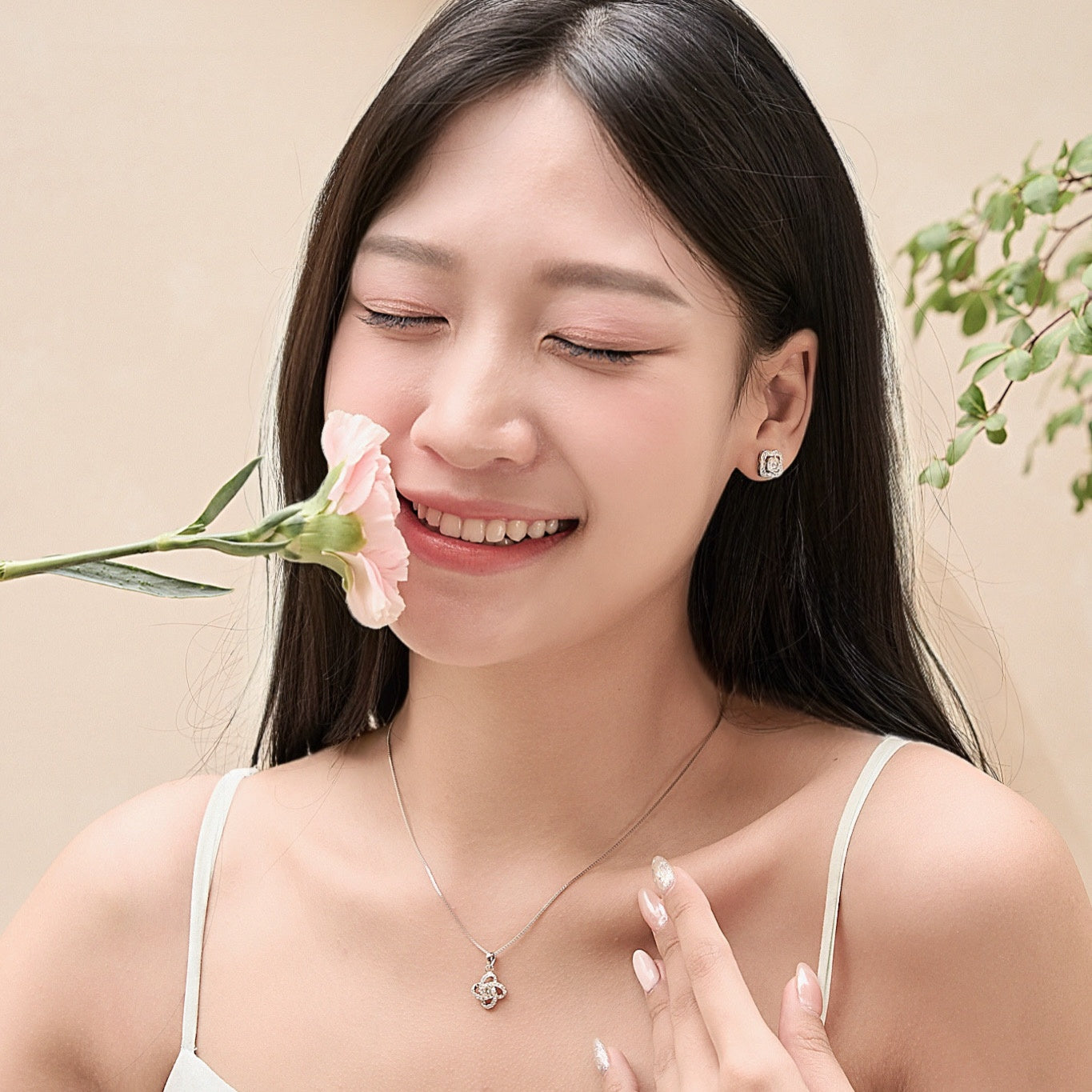 ELVORIA Moissanite Four Leaf Clover Necklace 5mm GRA – 925 Sterling Silver