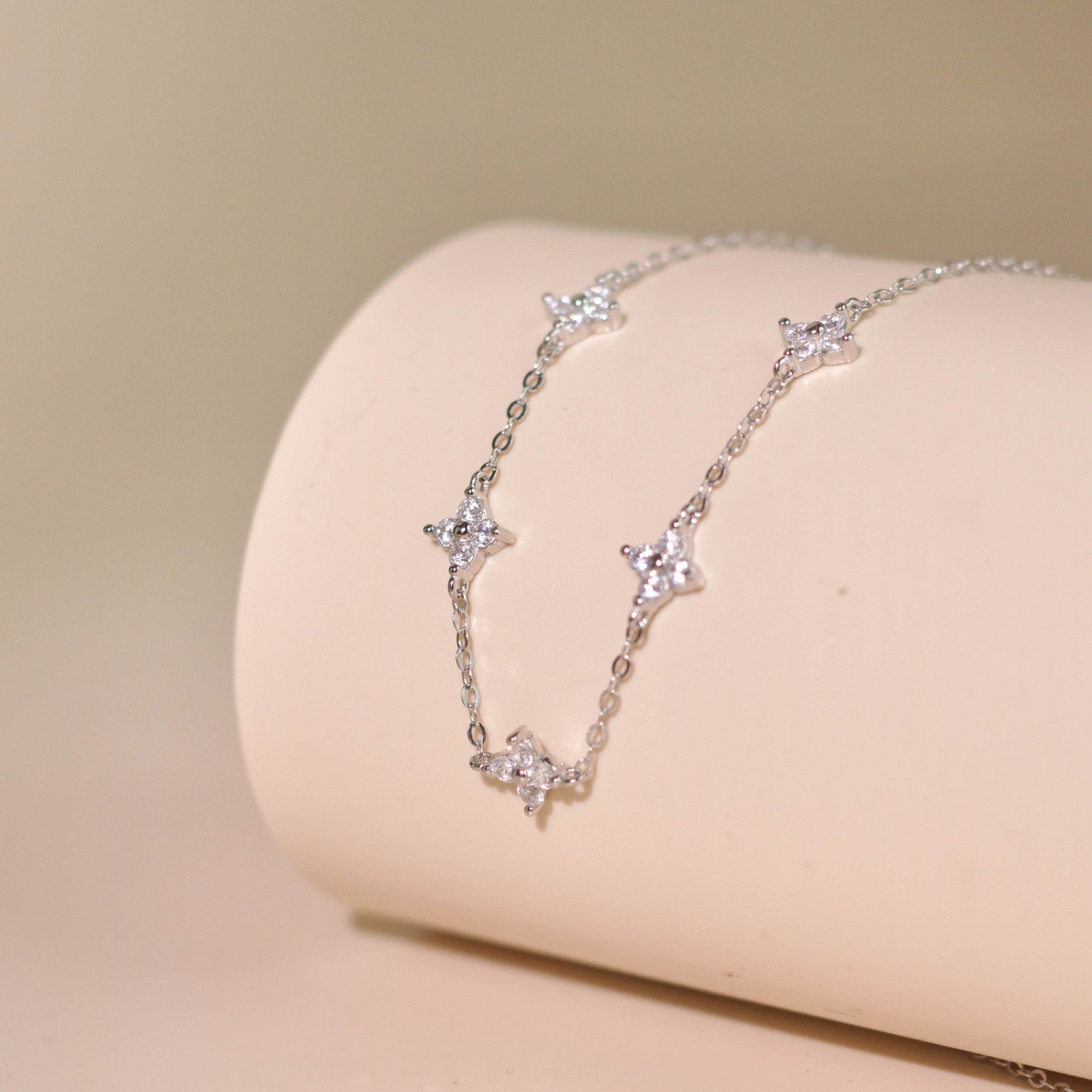 ELVORIA Ellis Four-Leaf Clover Necklace – Platinum Plated 925 Sterling Silver