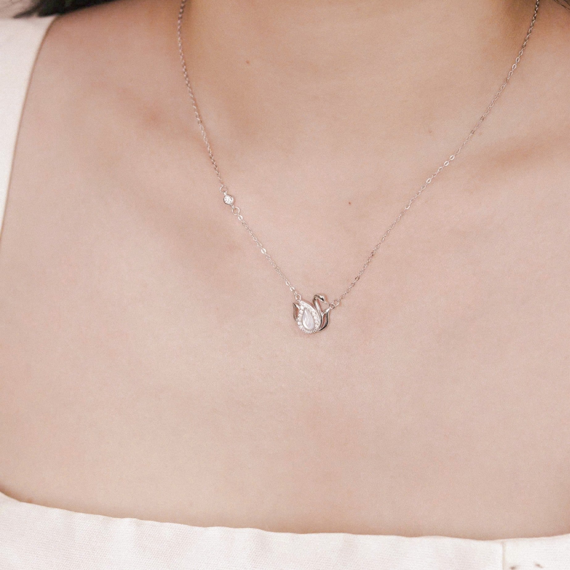 ELVORIA Alina Swan Necklace – Platinum Plated 925 Sterling Silver