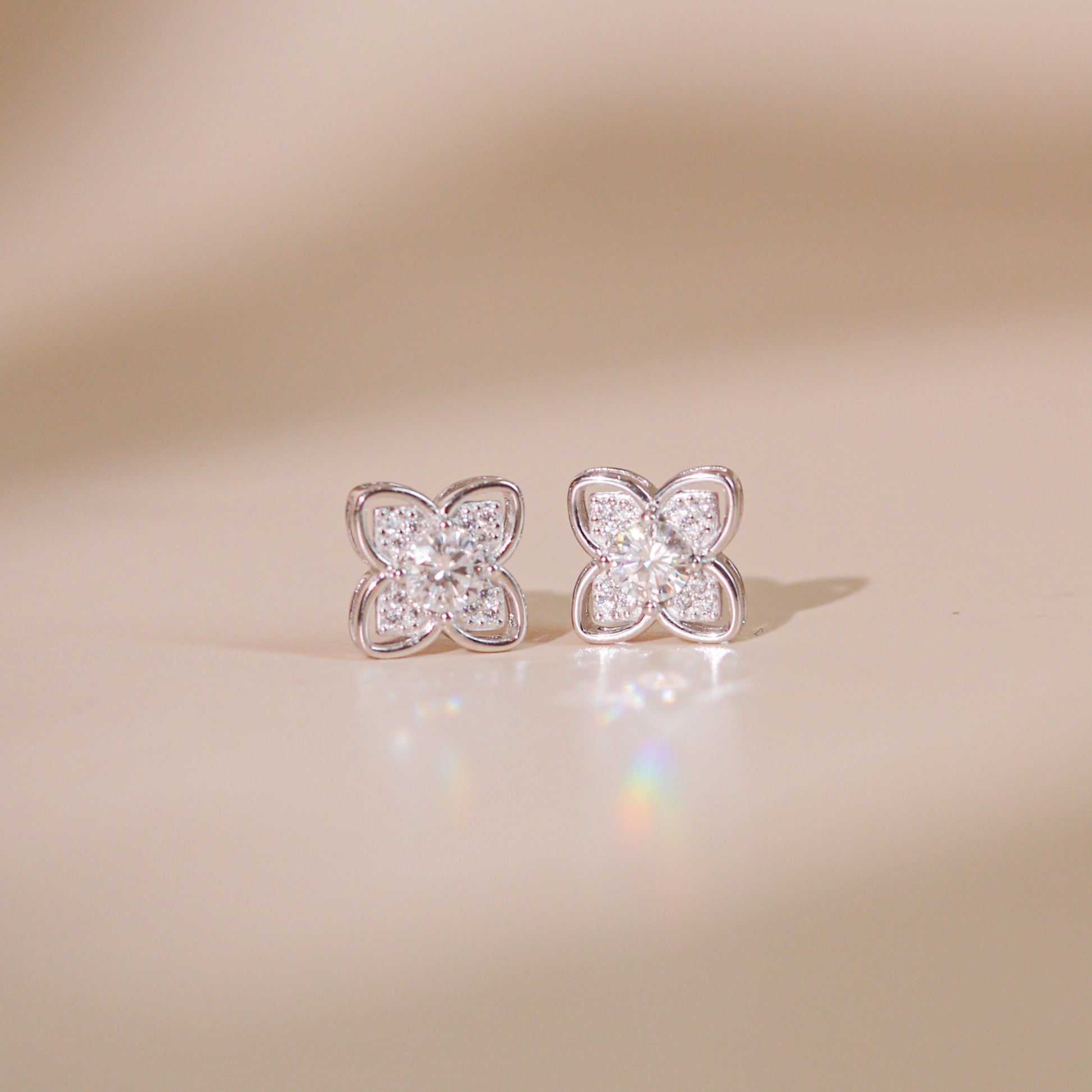 ELVORIA 5mm Moissanite Clover Earrings GRA – Platinum Plated 925 Sterling Silver