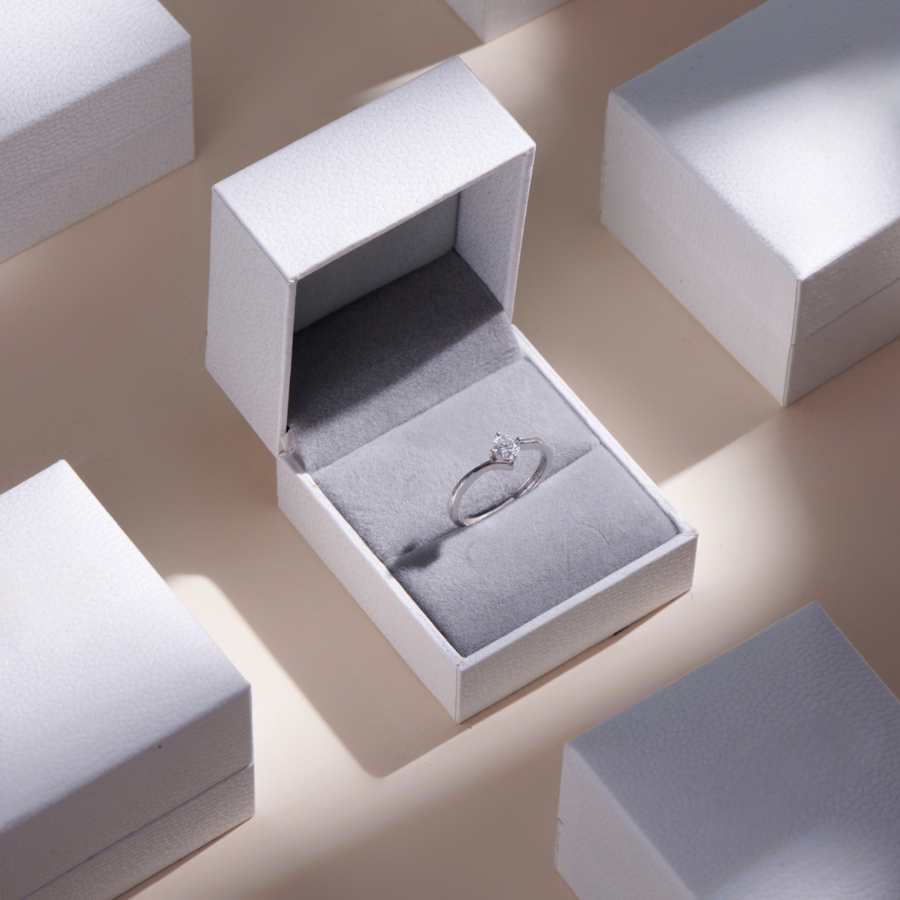 ELVORIA 4.5mm Moissanite Ring GRA ELVDA91 – Platinum Plated 925 Sterling Silver (Adjustable)