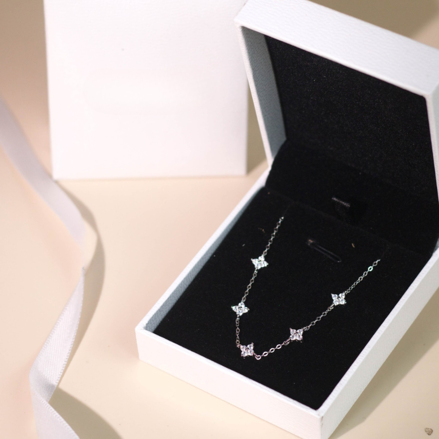 ELVORIA Ellis Four-Leaf Clover Necklace – Platinum Plated 925 Sterling Silver