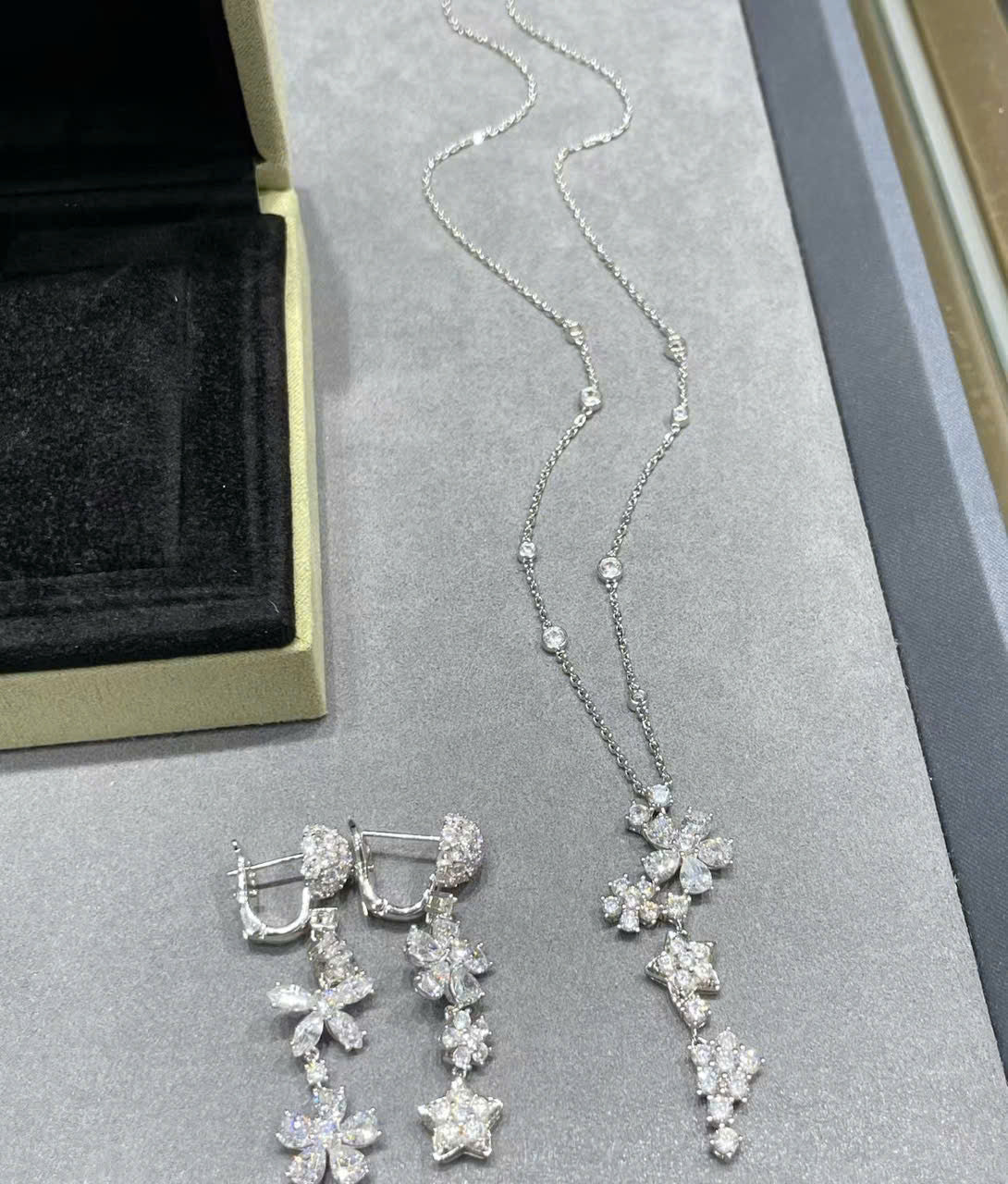 18K Celestial Folie Des Pr̩s Pendant Necklace