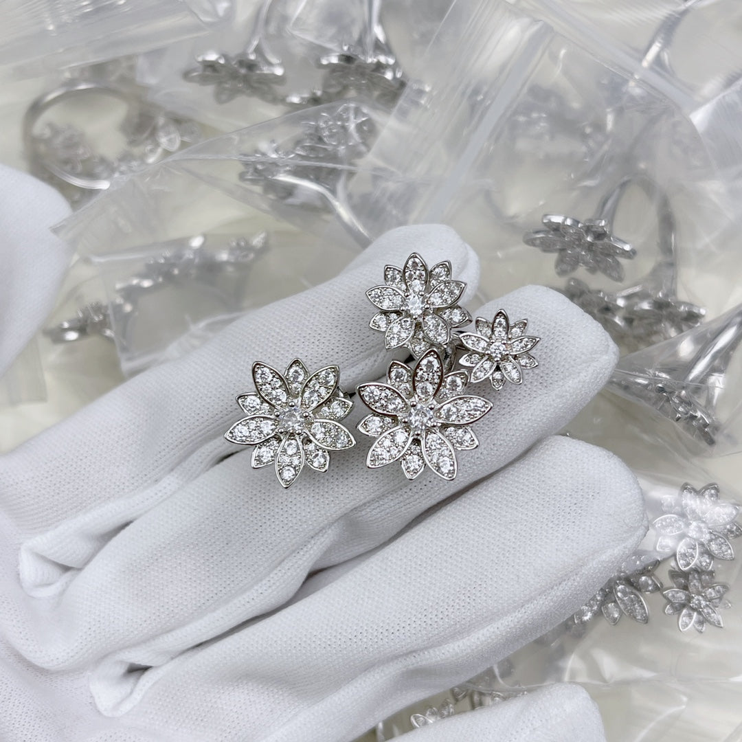 18K Celestial Lotus Between the Finger 4 Flowers Ring