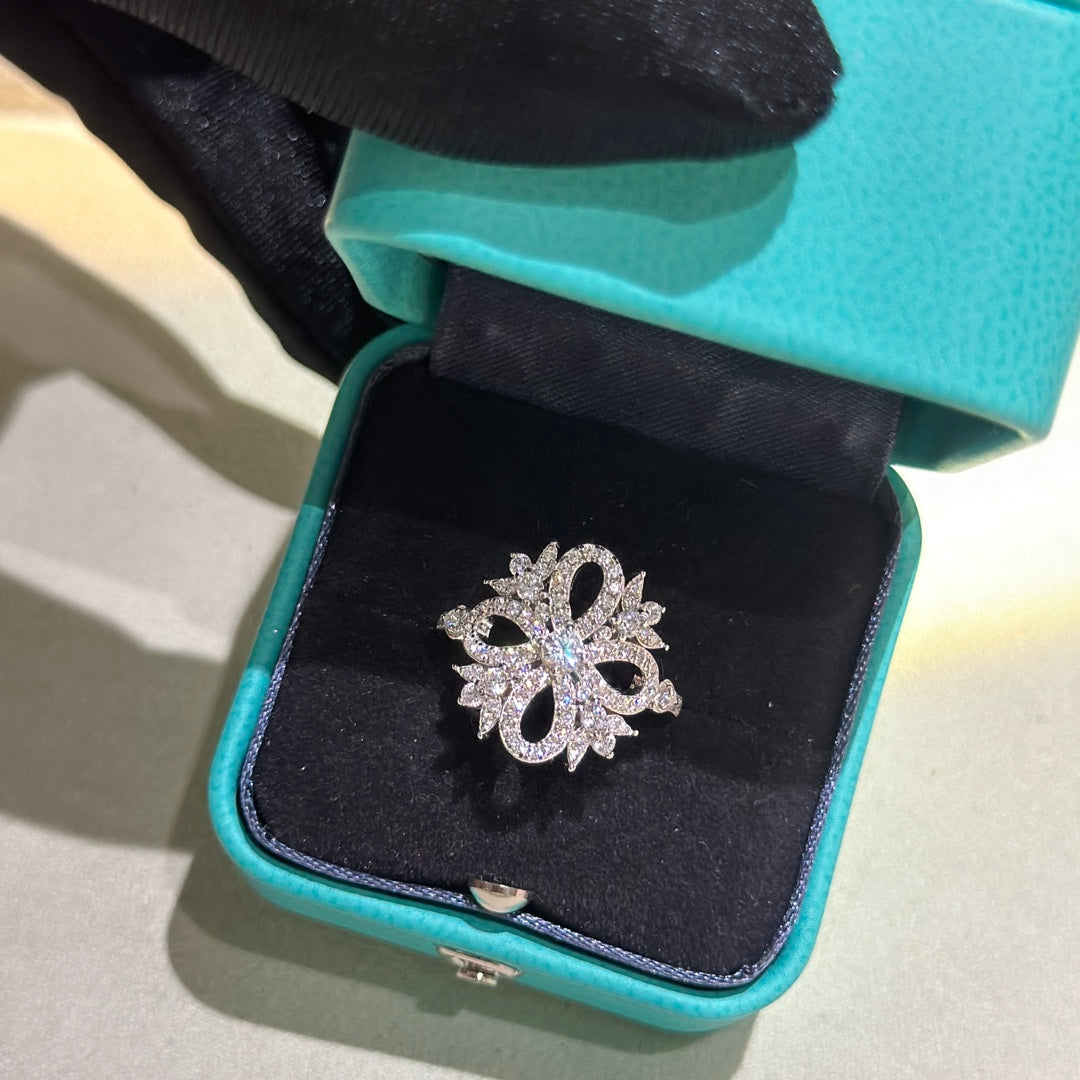 18K Celestial T Vinatge Flower Ring