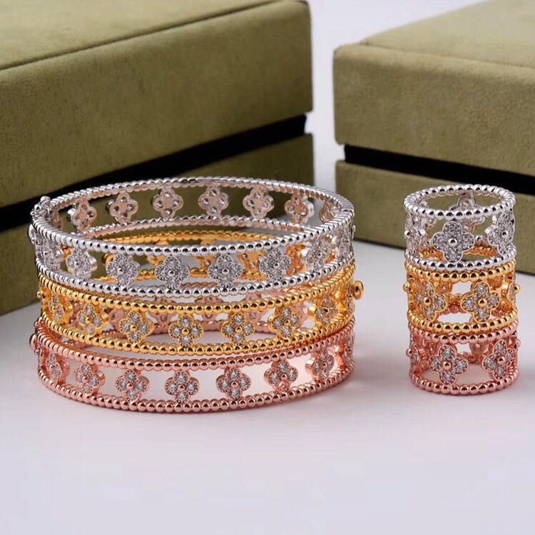 18K Celestial Perl̩e Clovers Ring