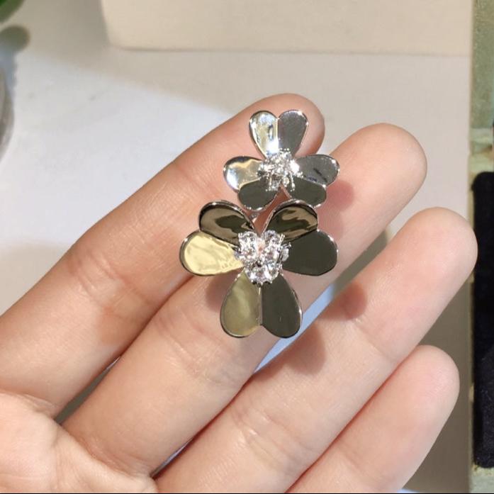 18K Celestial Frivole Between the Finger Ring