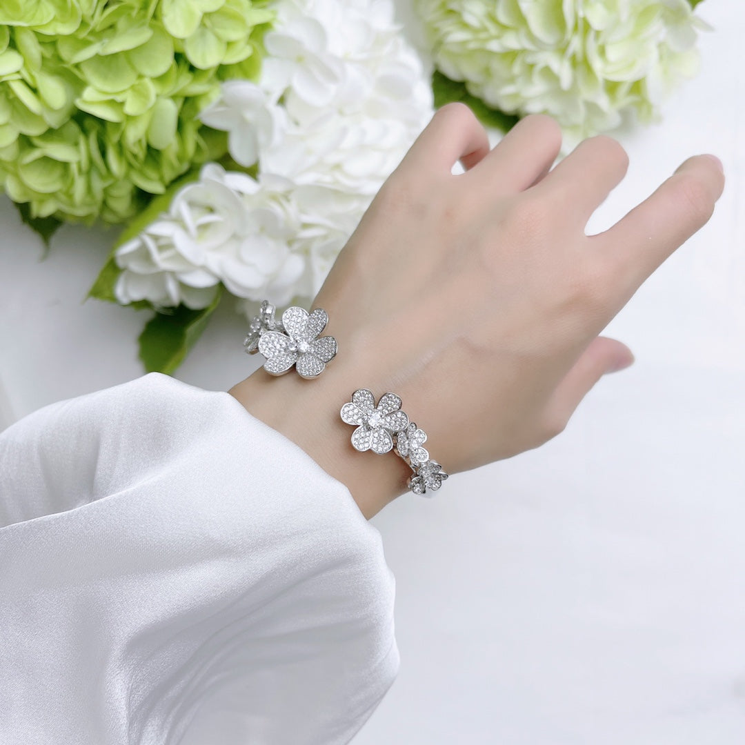 18K Celestial Frivole Seven Flowers Diamonds Bracelet