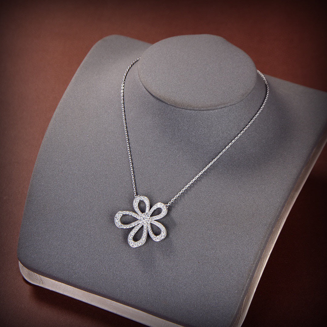 18K Celestial Flowerlace Pendant Necklace