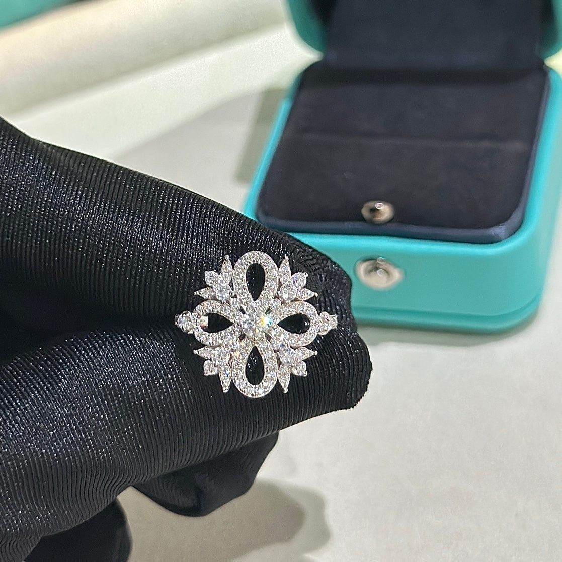 18K Celestial T Vinatge Flower Ring