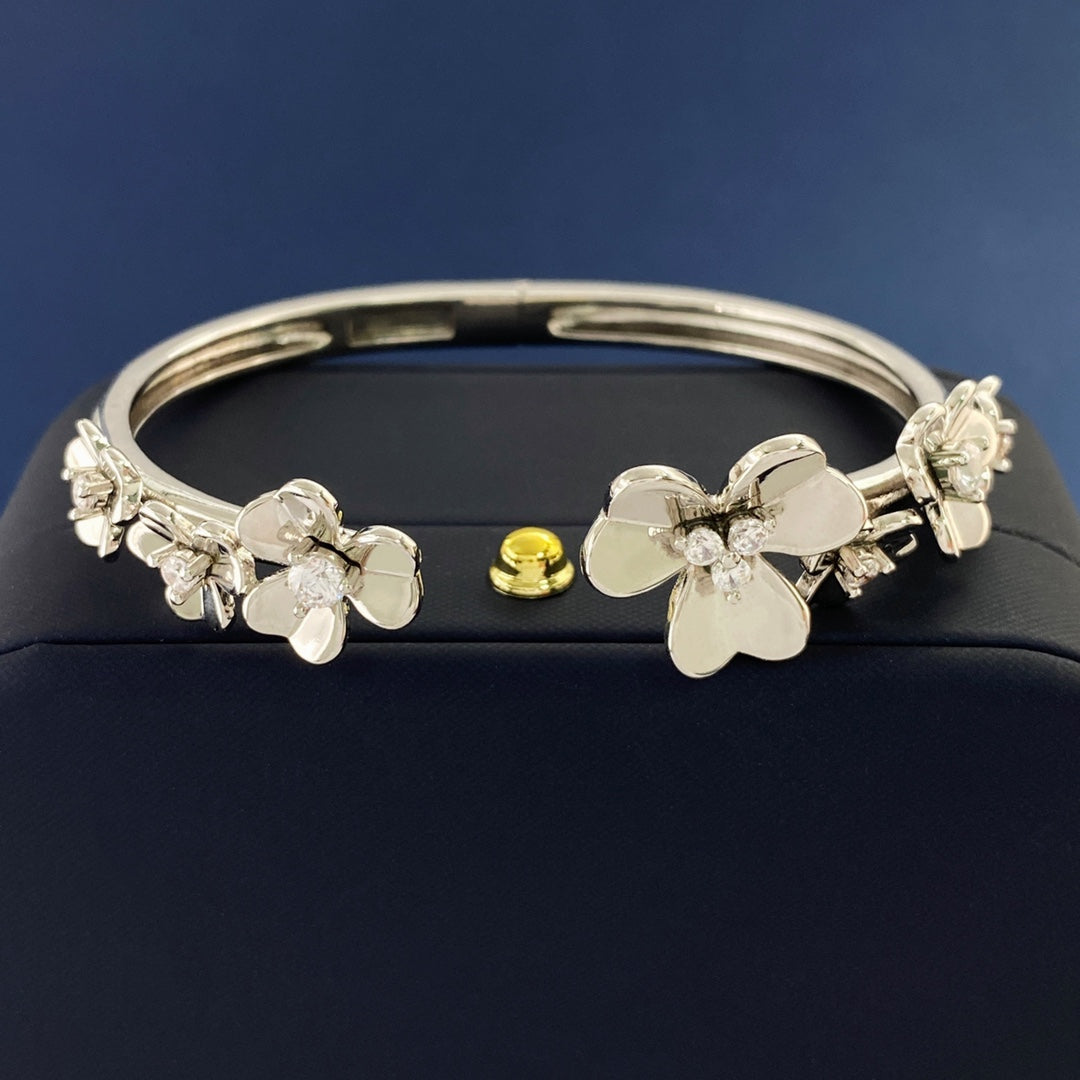 18K Celestial Frivole Seven Flowers Bracelet