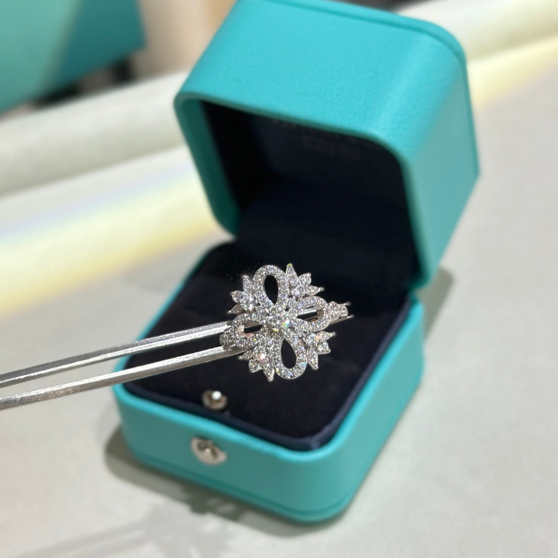 18K Celestial T Vinatge Flower Ring