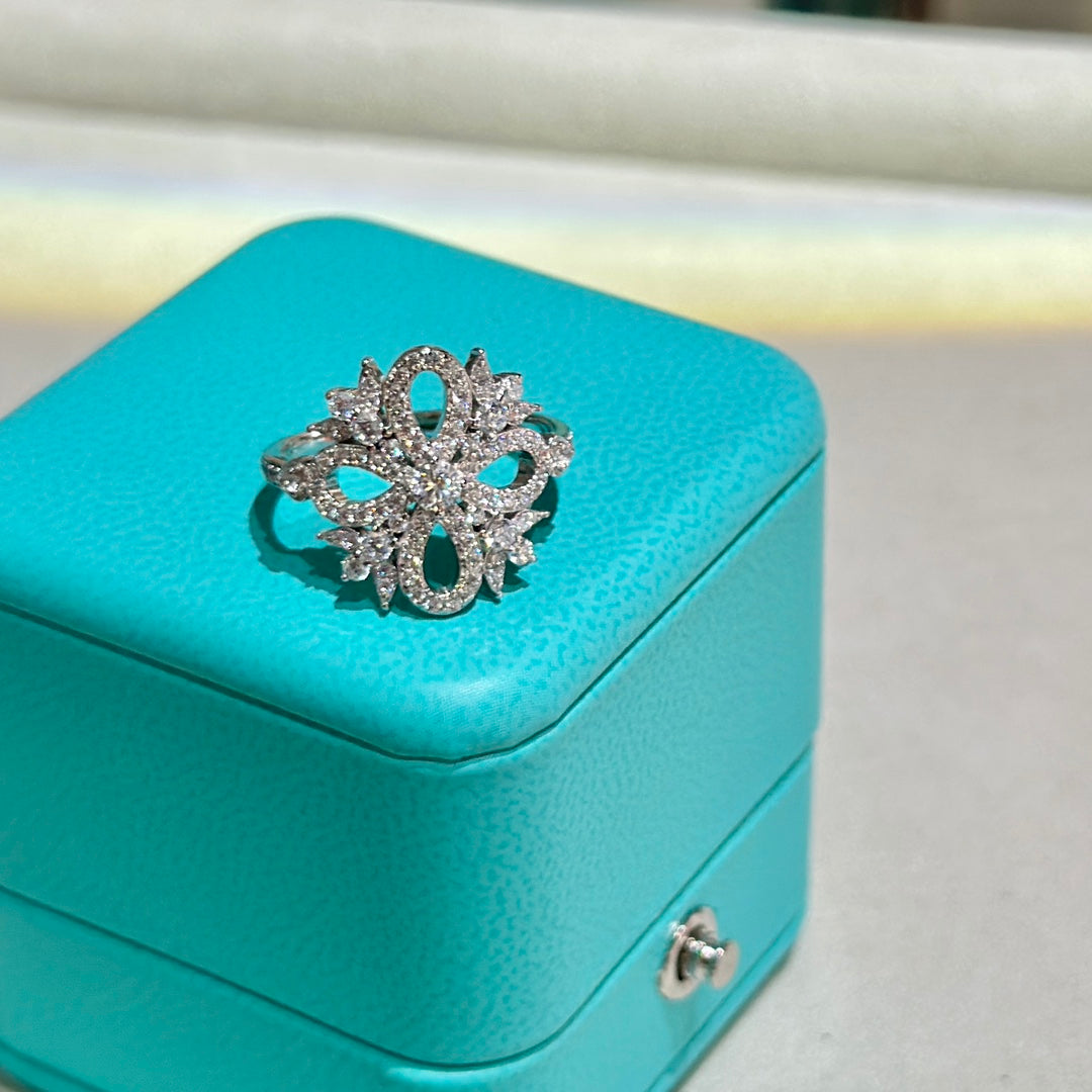 18K Celestial T Vinatge Flower Ring