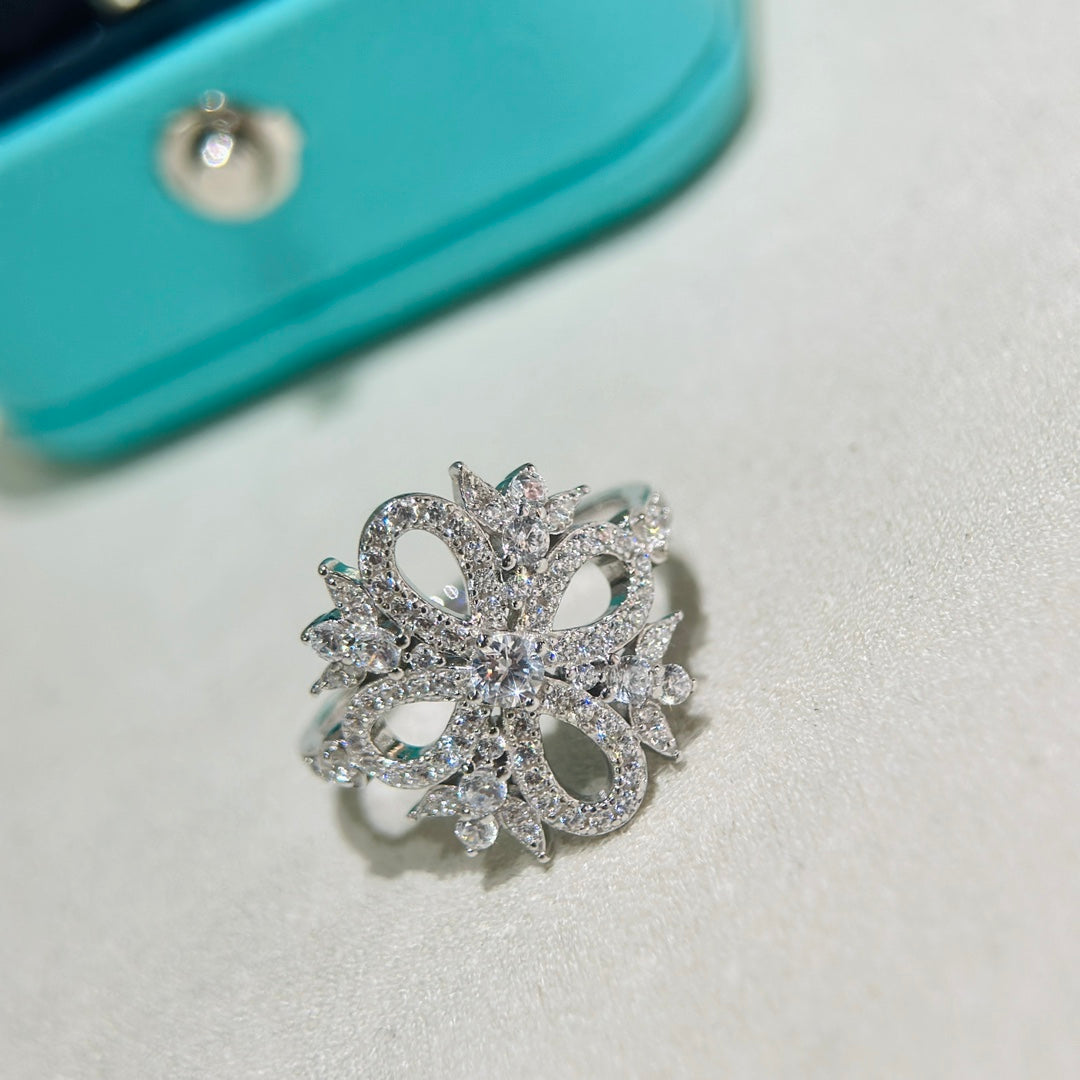 18K Celestial T Vinatge Flower Ring