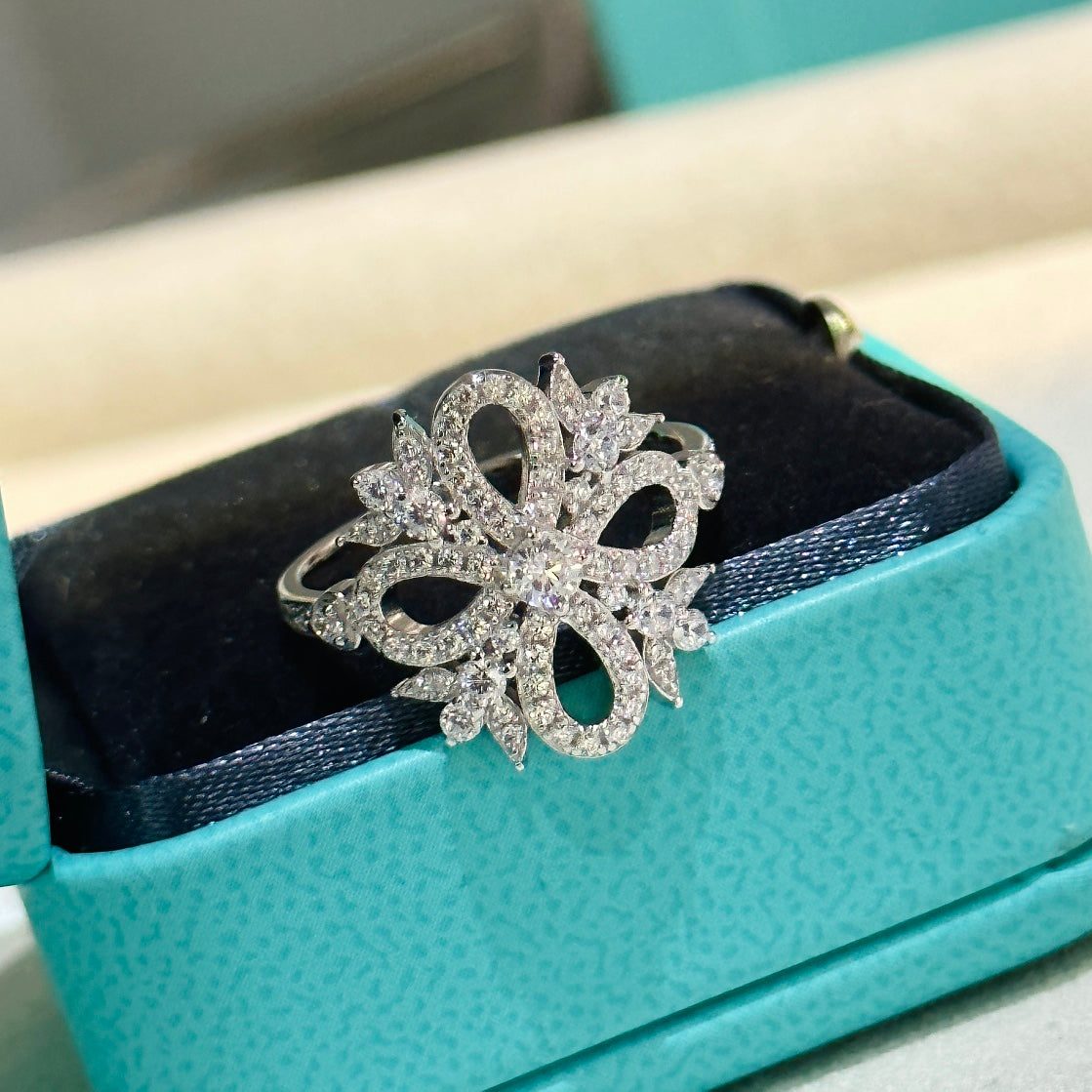 18K Celestial T Vinatge Flower Ring